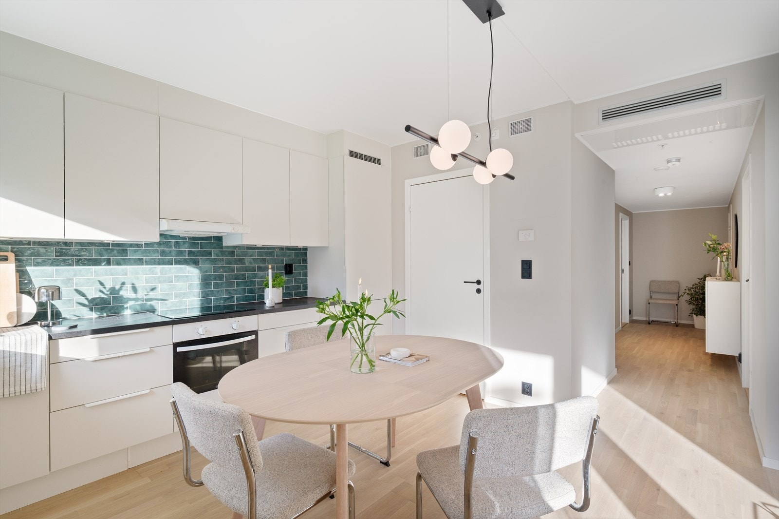 - Fra kjøkken er det adkomst til innvendig bod på 3,5m² - Galleribilde