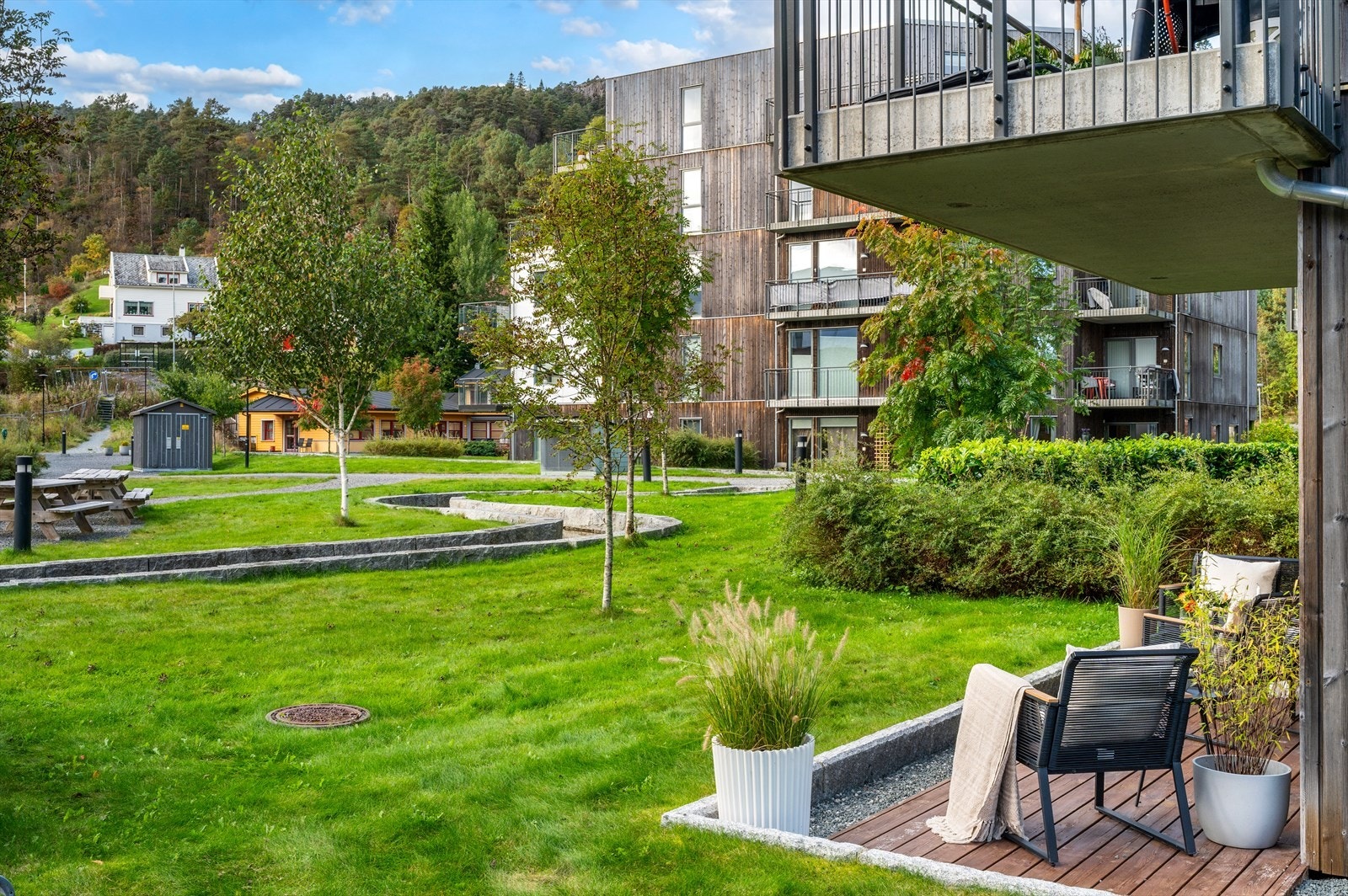 - Markterrassen måler 9m² og vender ut mot flott grøntareal - Galleribilde