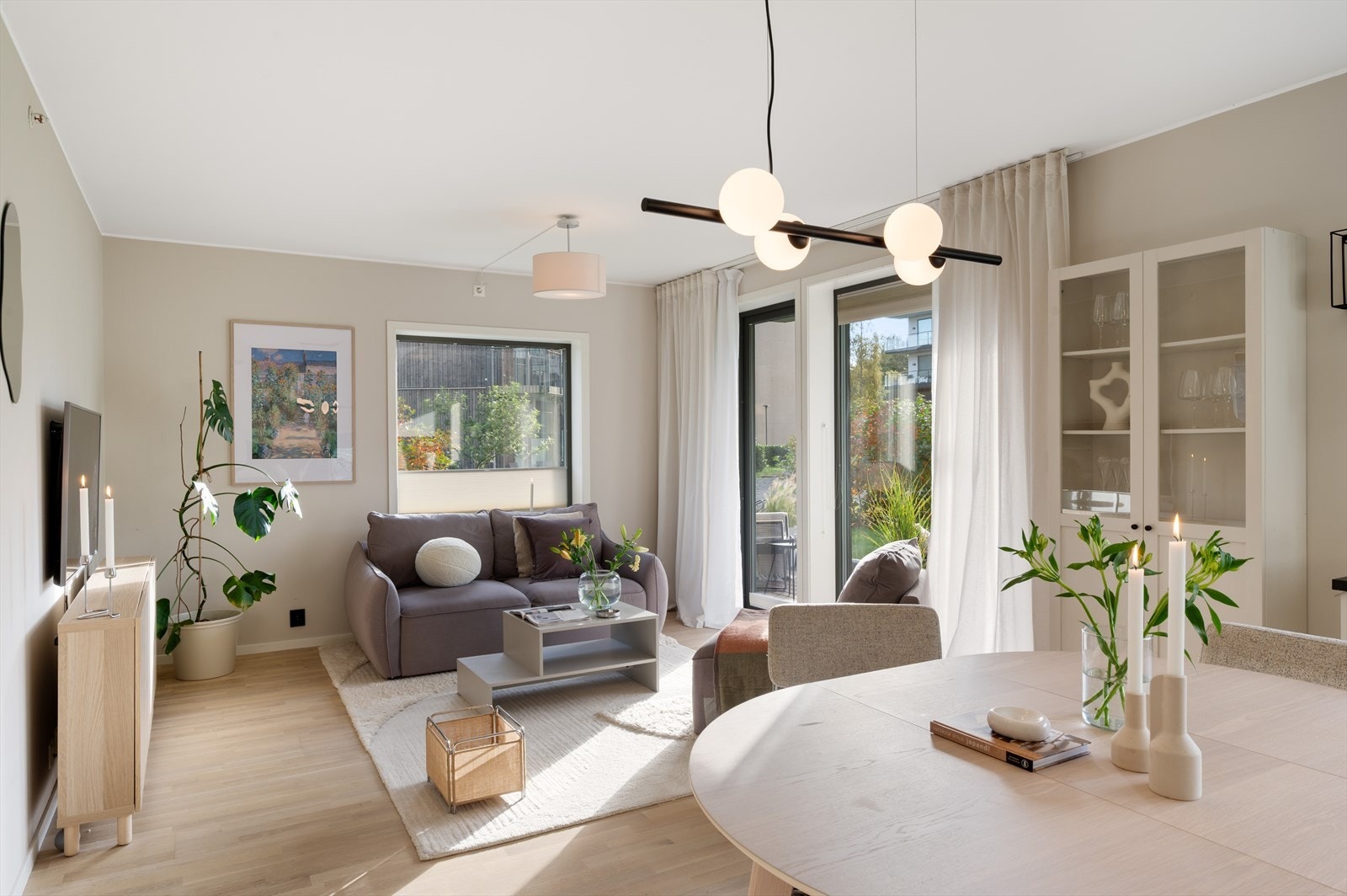 - Merk listefri himling og rause vindusflater fra gulv - Galleribilde