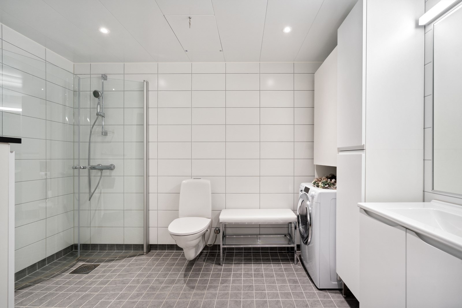 Badet er meget romslig og det er plass til det du trenger Galleribilde