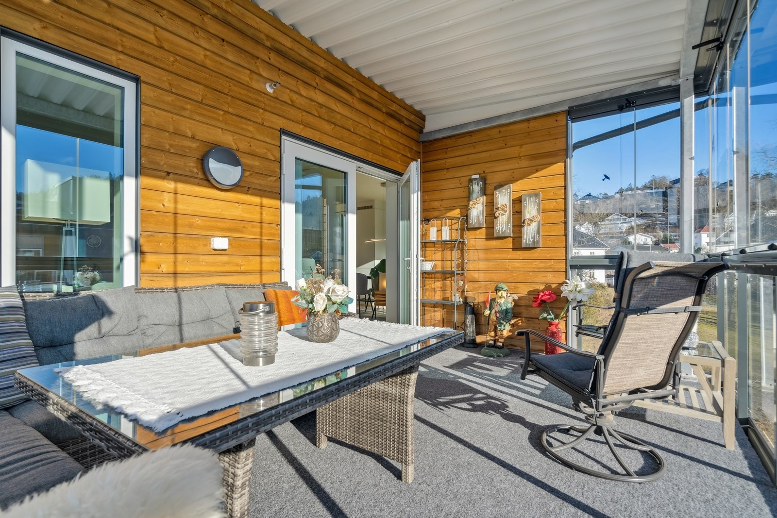 Her er det plass til både en liten sofa og spisebord om man ønsker Galleribilde