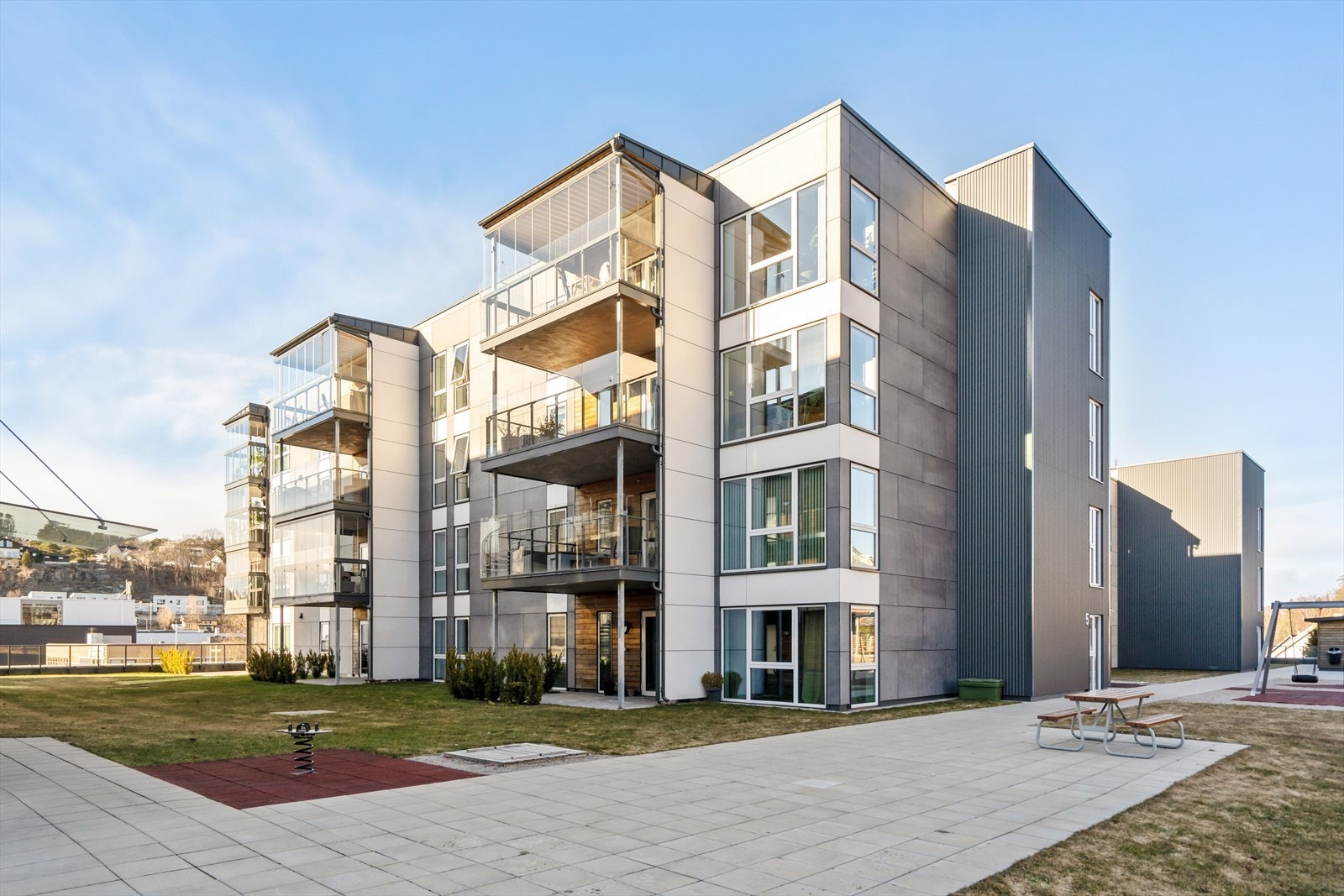 Leiligheten har beliggenhet helt på toppen av bygget med gode solforhold Galleribilde