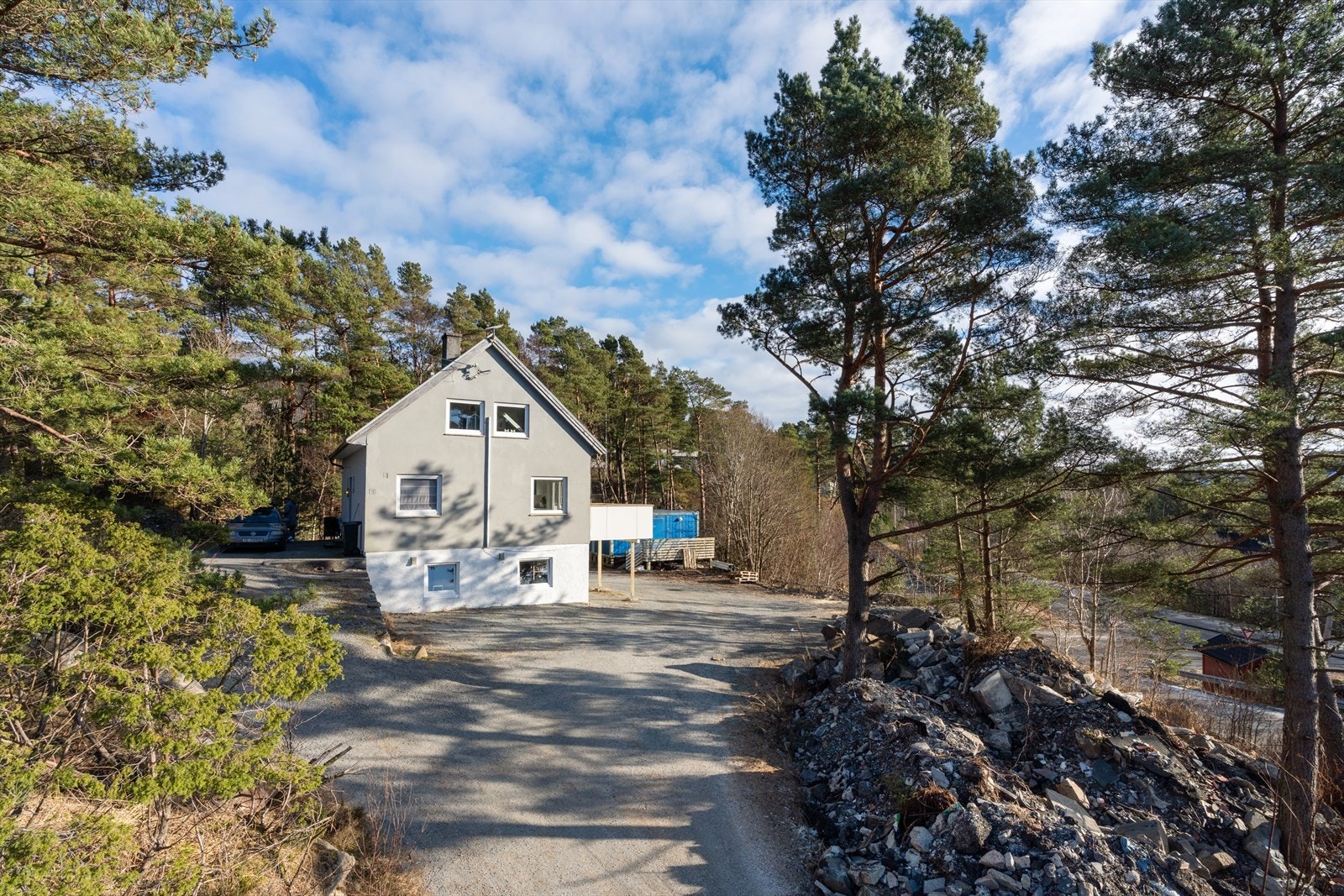 Praktisk innkjørsel med gode parkeringsmuligheter. Galleribilde