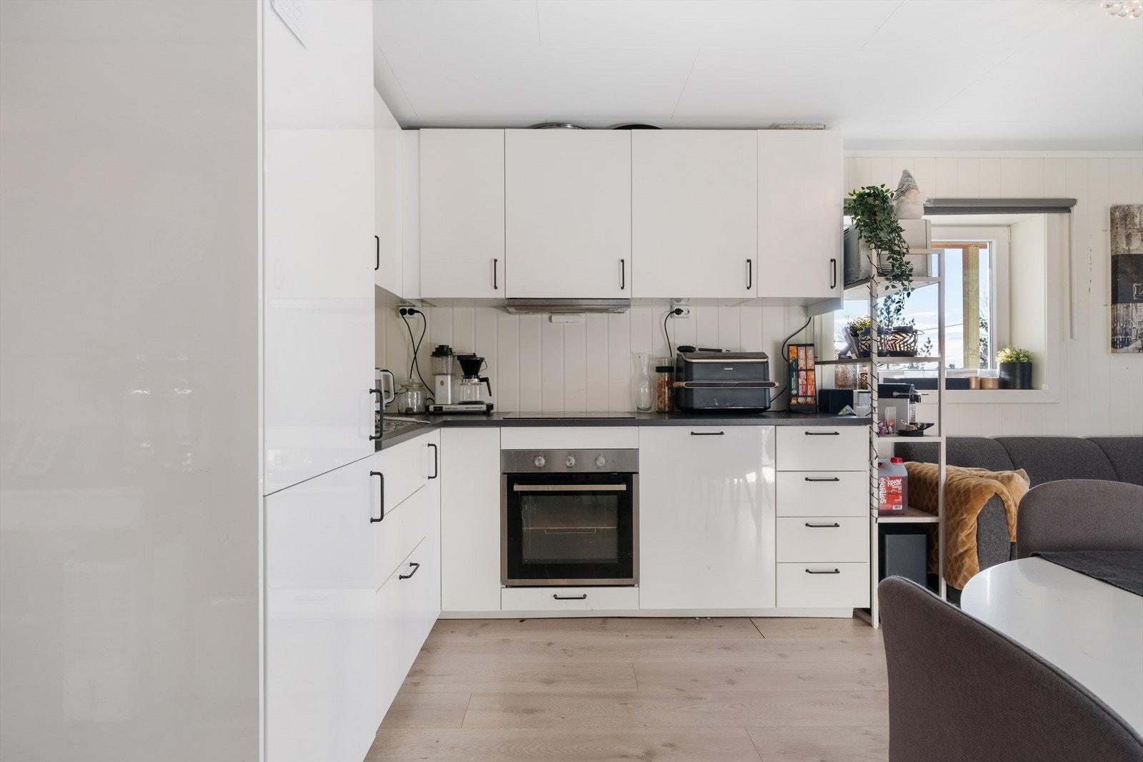 Kjøkkeninnredning, laminatgulv og malte plater oppgradert i 2021. Galleribilde