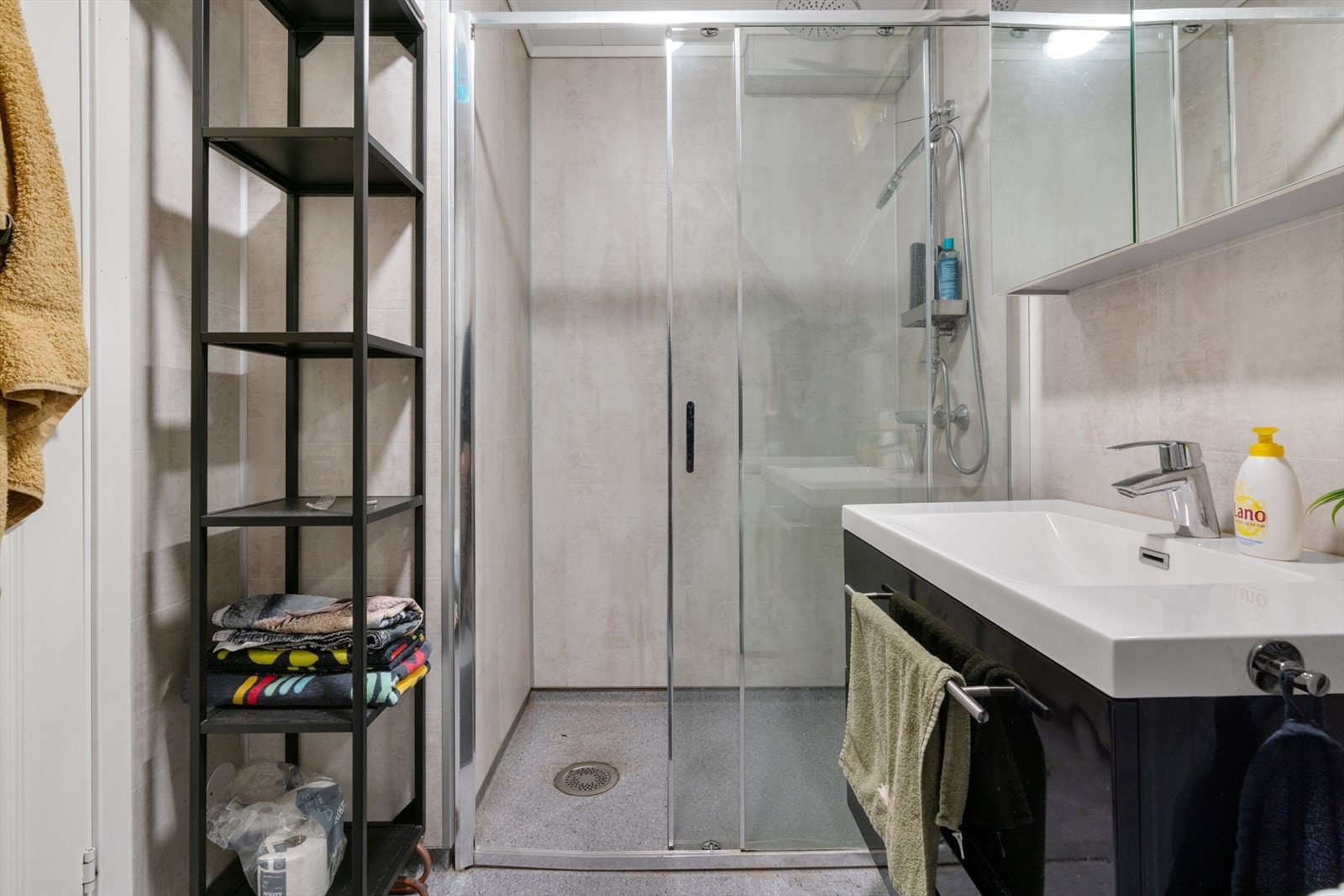 Praktisk baderomsinnredning med nedfelt servant og dusjløsning. Galleribilde