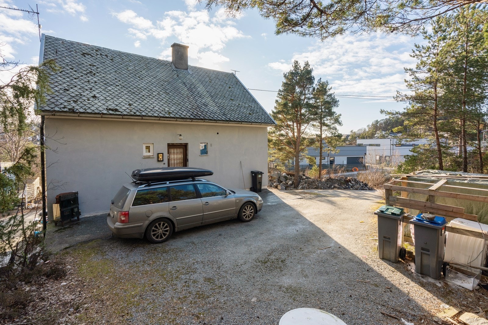 Romslige parkeringsforhold på egen tomt, både foran og bak huset. Galleribilde