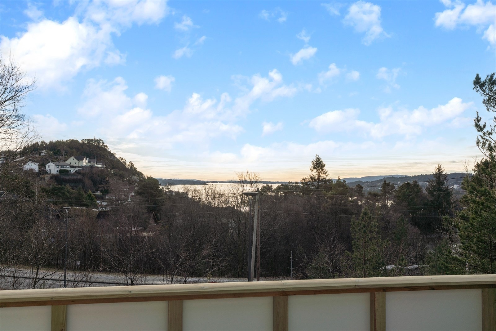 Fra altanen kan du nyte flott utsikt mot havet. Galleribilde