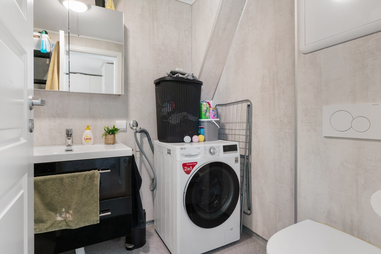 Det er etablert bad/vaskerom i underetasjen i 2021. Plassering, størrelse og benevnelse avviker fra godkjente byggetegninger. Galleribilde