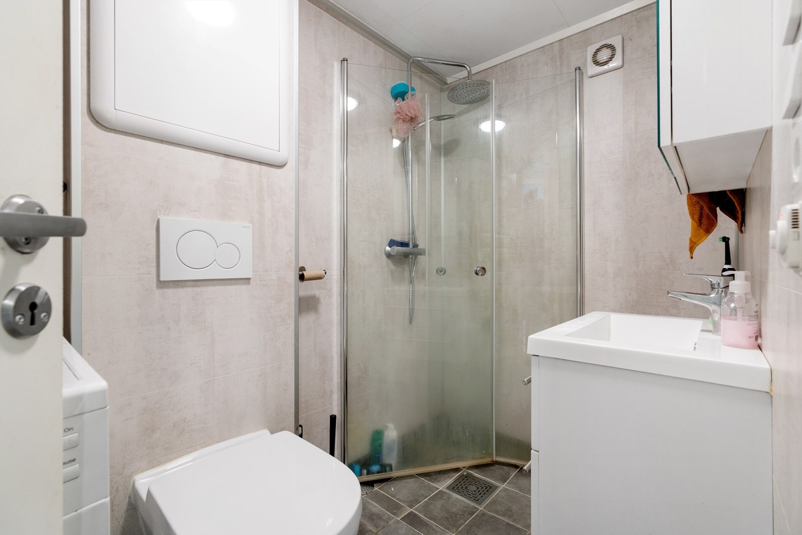 Bad med flislagt gulv og våtromsplater, oppgradert i 2021. Galleribilde