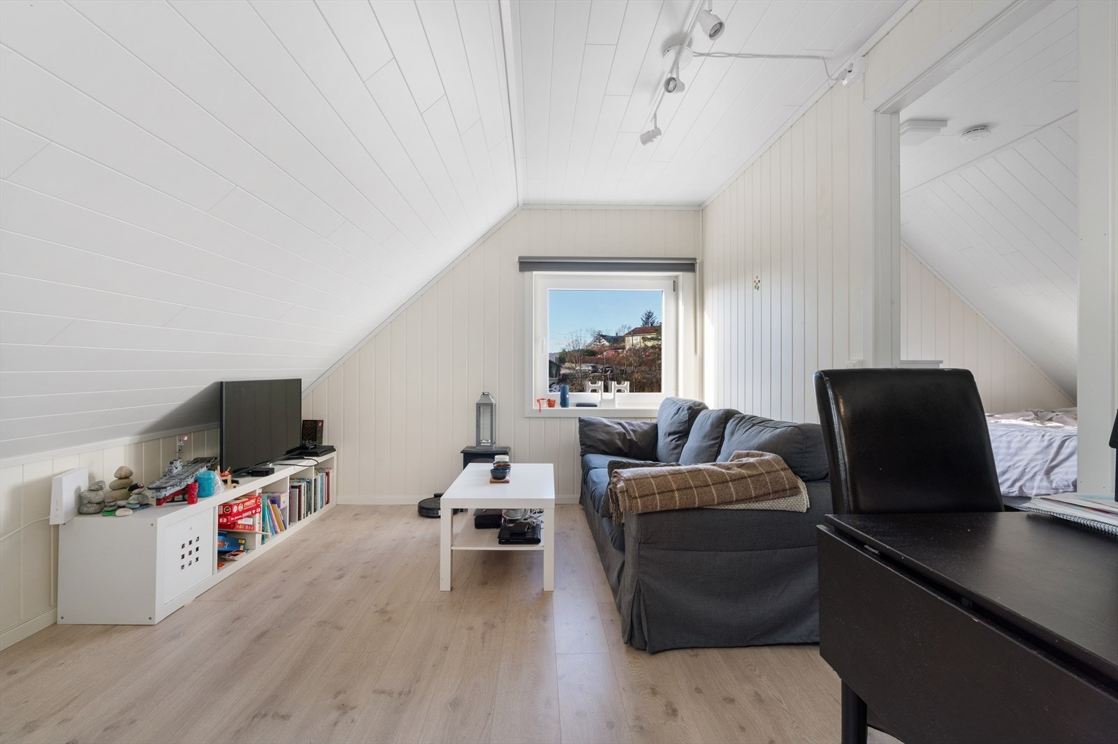 Loftet er innredet med åpen stue- og kjøkkenløsning. I godkjente byggetegninger er rommet angitt som "soverom". Galleribilde