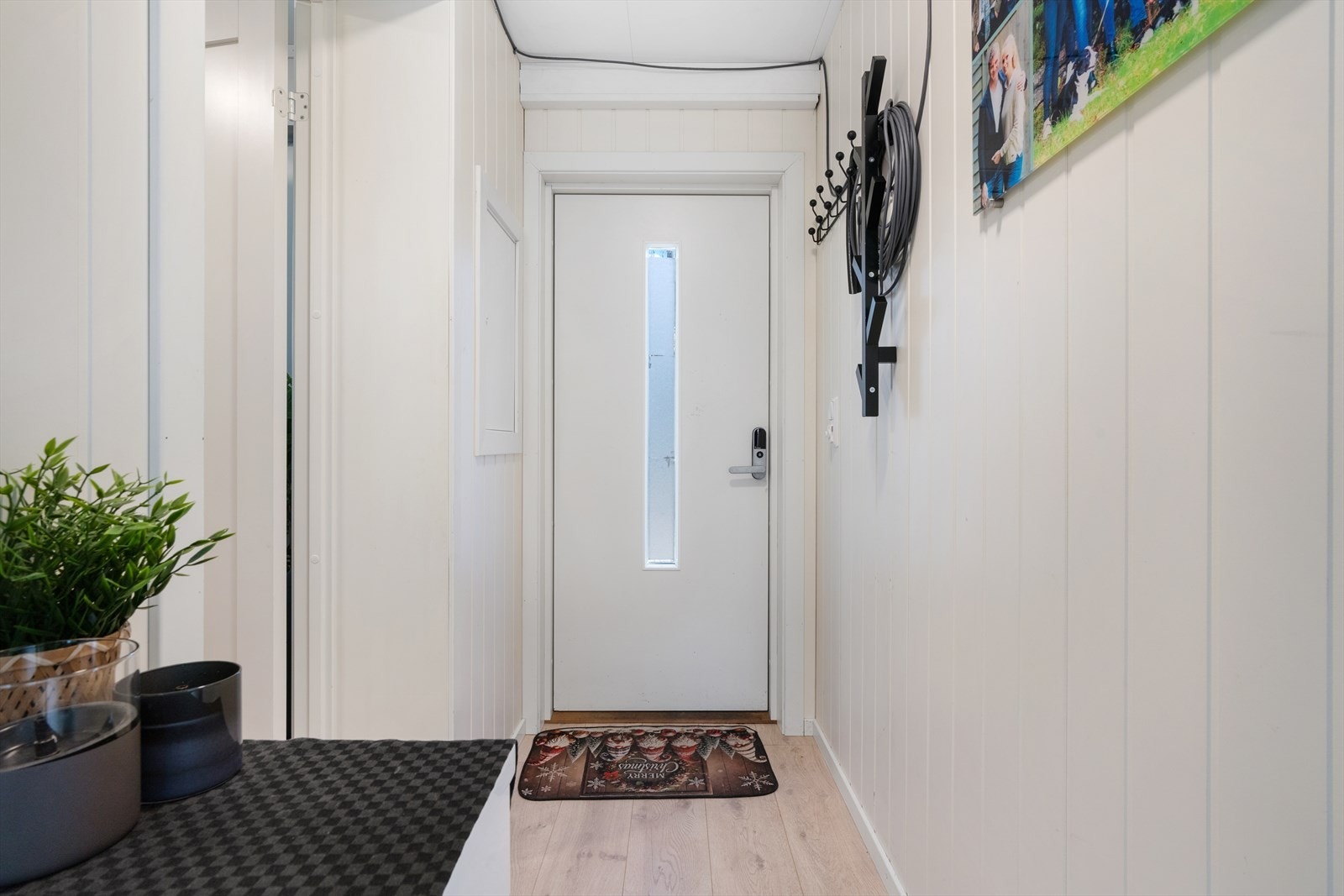 Entré med ytterdør (2021) utstyrt med kodelås. Galleribilde