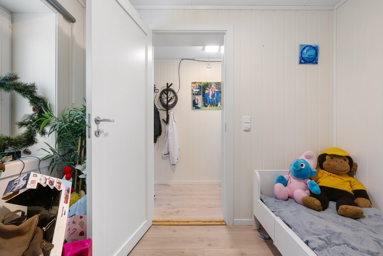 Ekstra rom, i dag innredet som soverom, med vindu og overflater oppgradert i 2021. Galleribilde