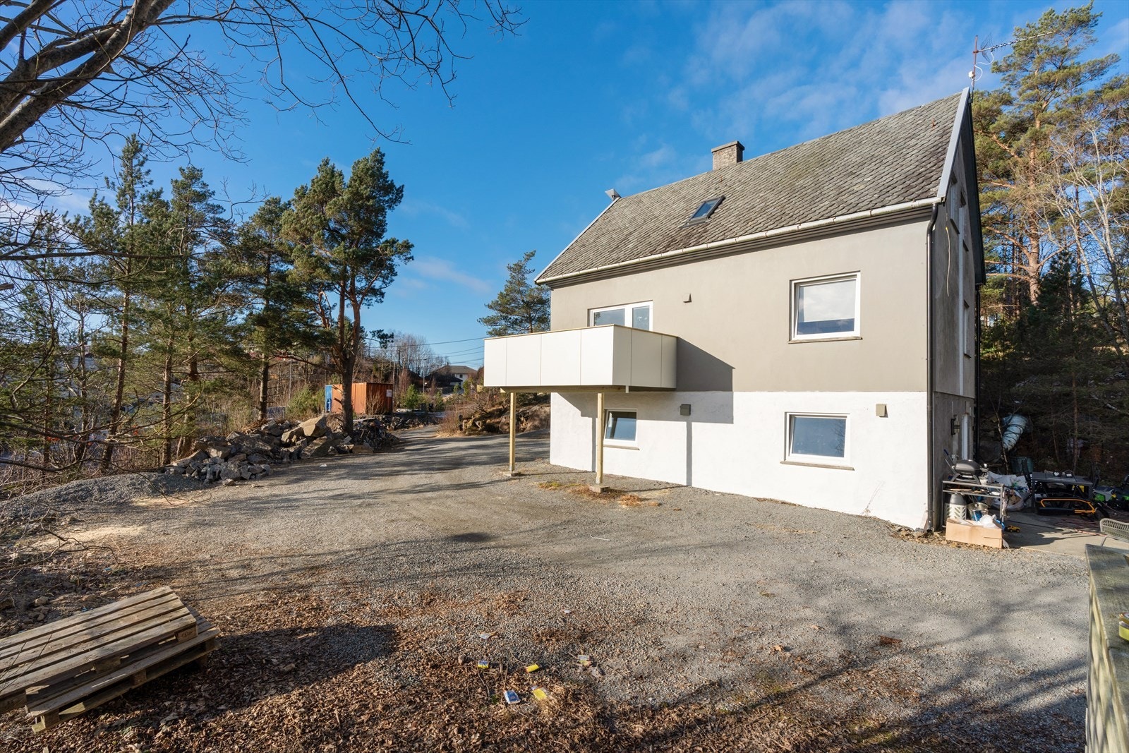 Den ubebygde tomten ligger i nærheten av eiendommen, i grønne omgivelser. Galleribilde