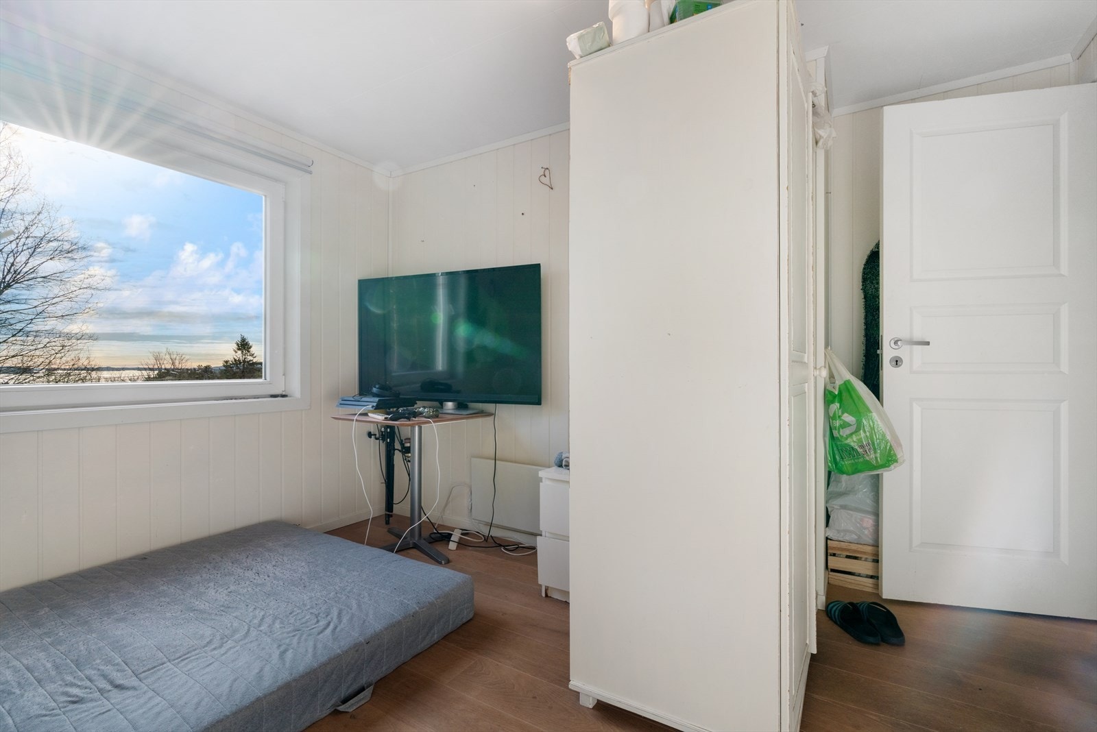 Rommet har god plass til seng og garderobeløsning. Galleribilde