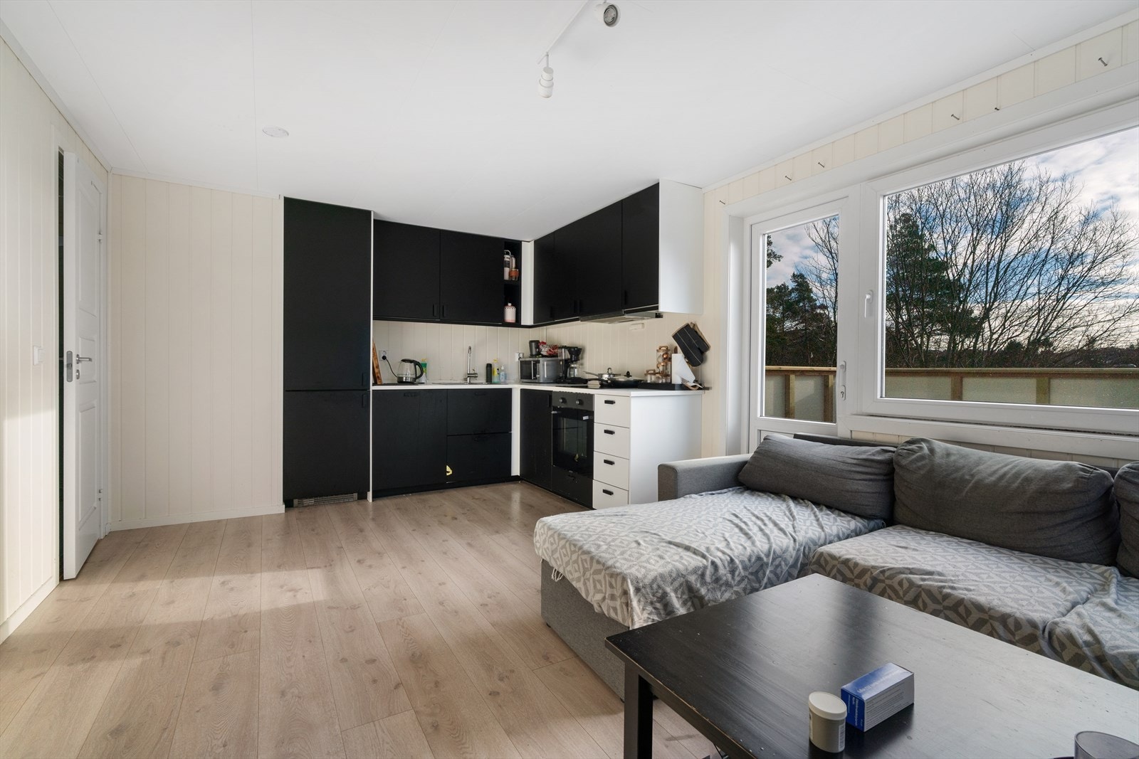 Rikelig lysinnslipp bidrar til en luftig romfølelse. Galleribilde