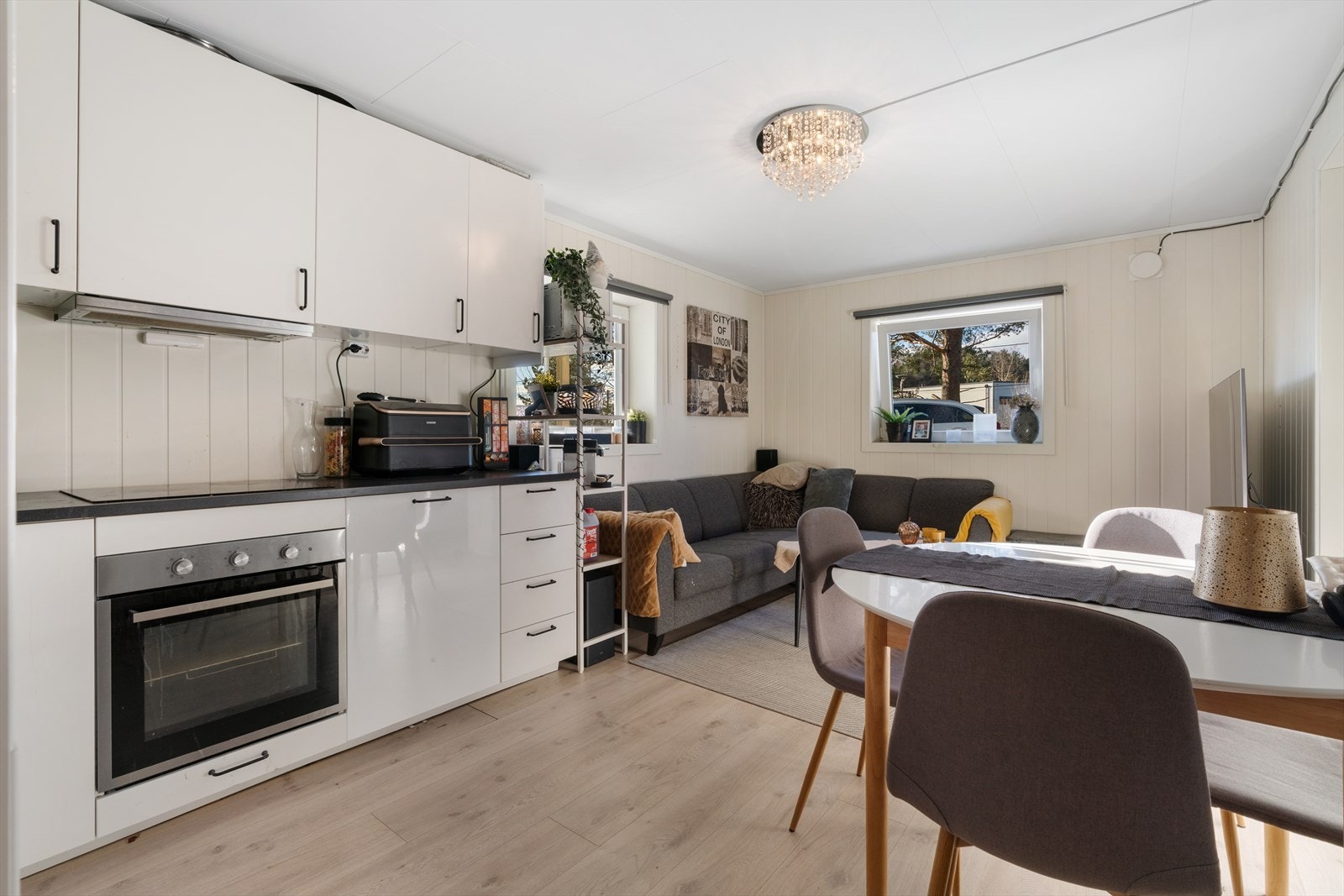 Underetasjen ble gravd ut i 2021 for å oppnå bedre takhøyde. PVC-vinduer fra 2020. Galleribilde