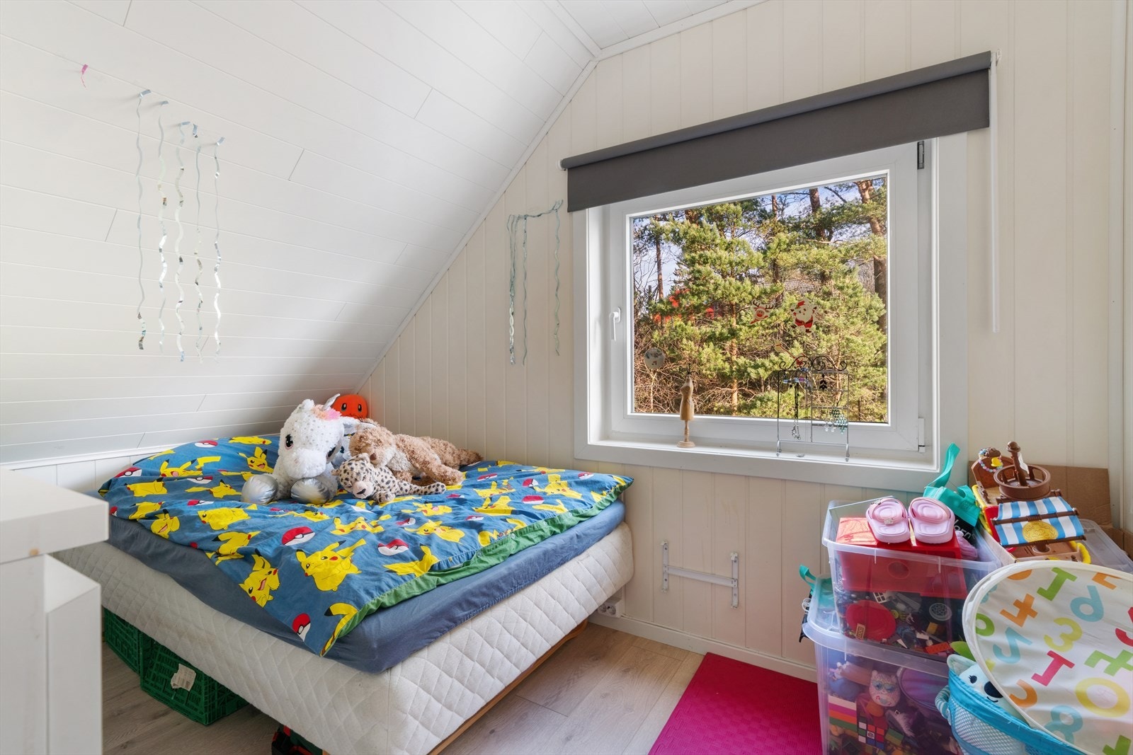 Plass til både seng og oppbevaring. Galleribilde