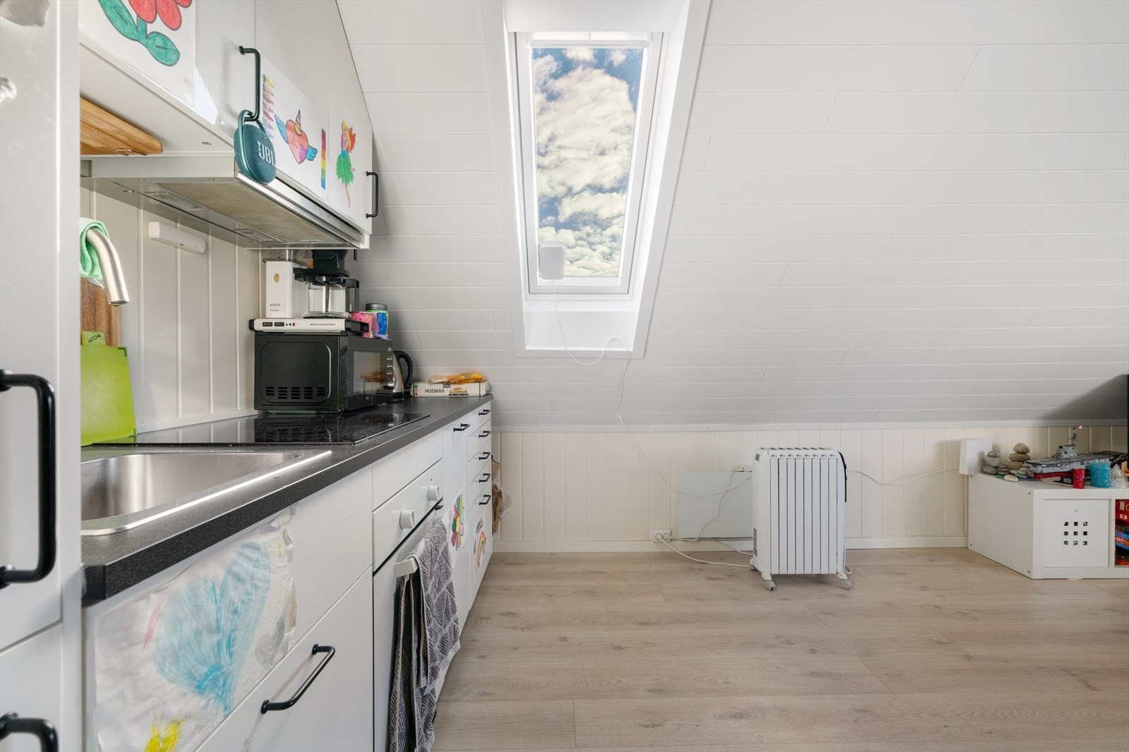 Med takvindu som gir godt lysinnslipp. Galleribilde