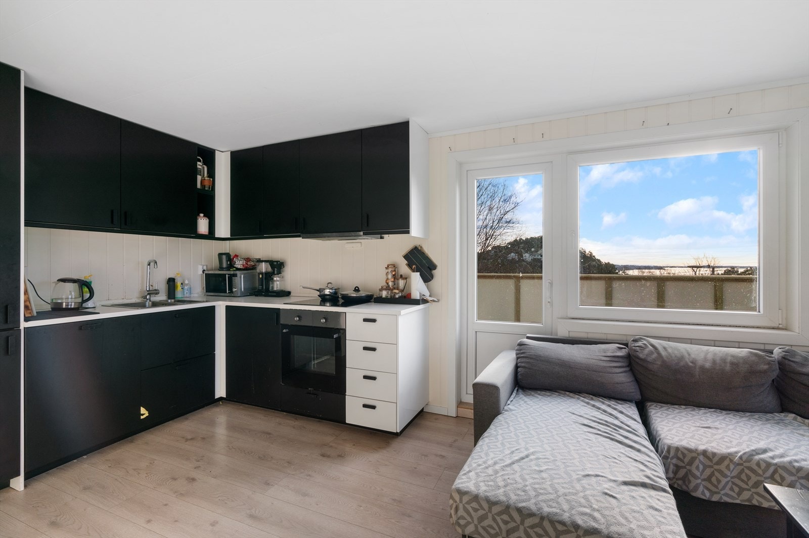 Oppgradert i 2021 med ny kjøkkeninnredning, laminatgulv og malte plater. Rommet er angitt som "stue" i de godkjente byggetegningene. Galleribilde