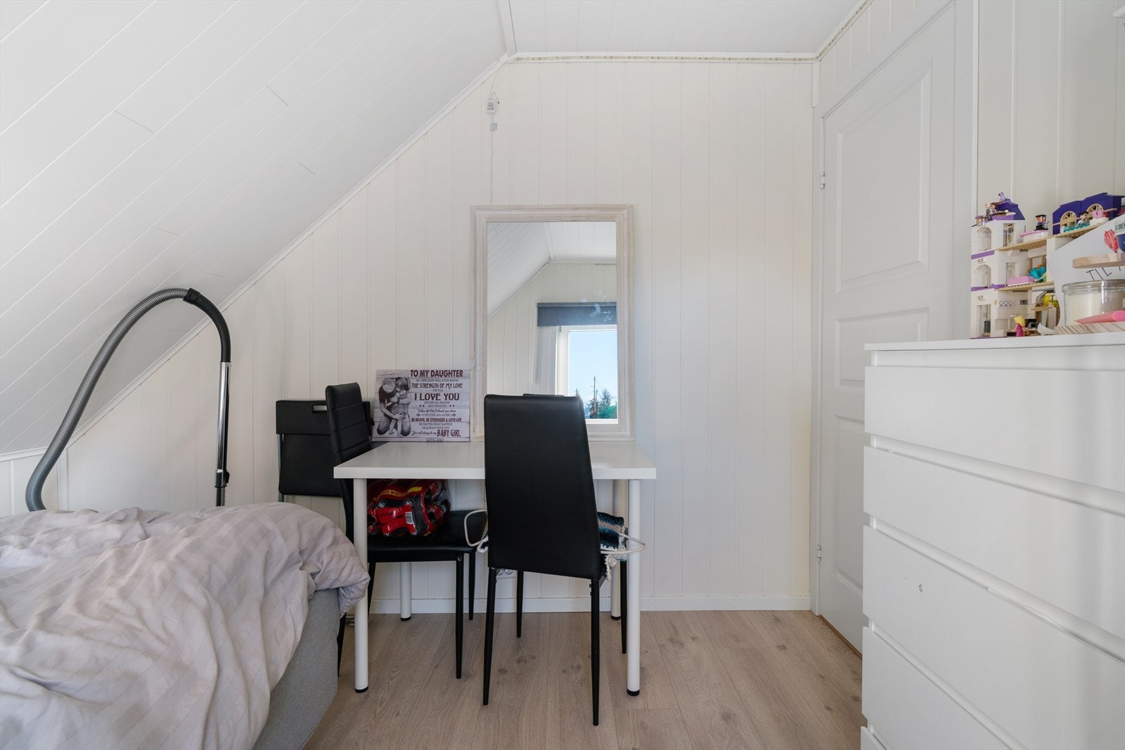 Her er det plass til både seng, pult og oppbevaring. Galleribilde