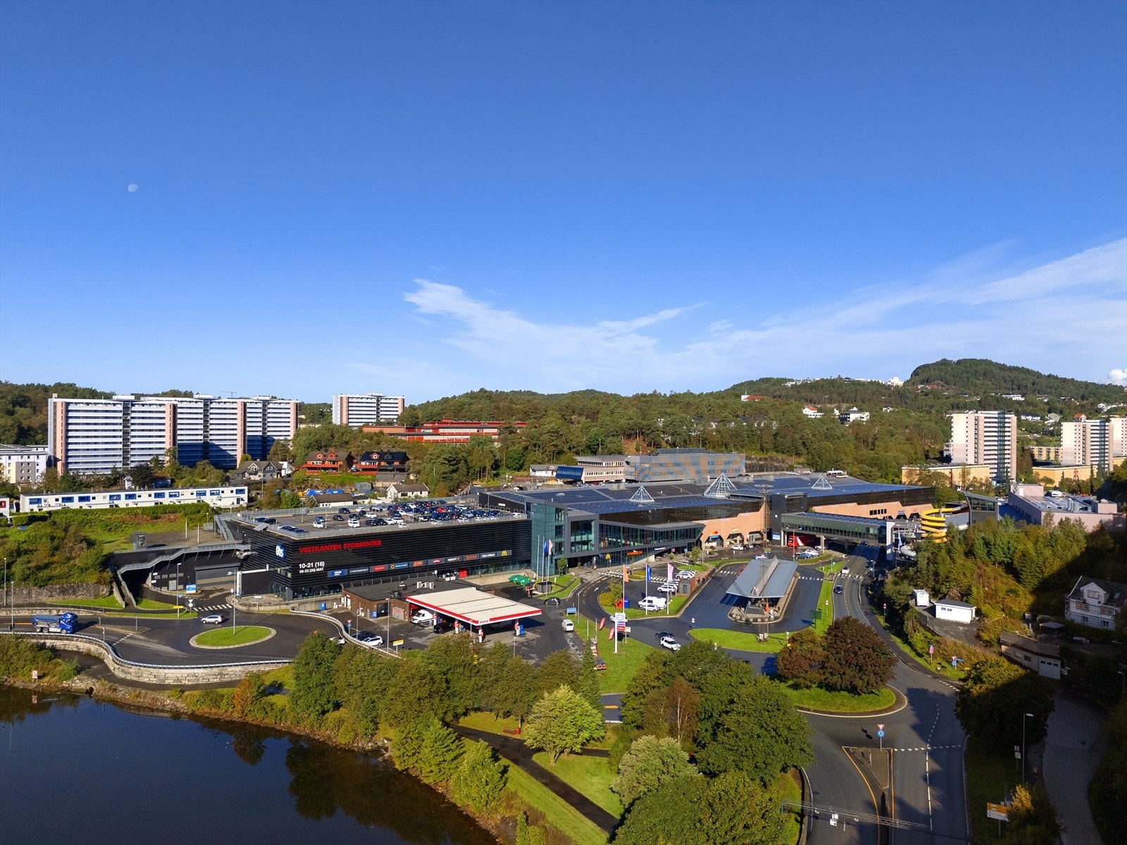 Vestkanten ligger en kort kjøretur unna, med Vannkanten, bowling, SATS samt flere restauranter og butikker. Galleribilde