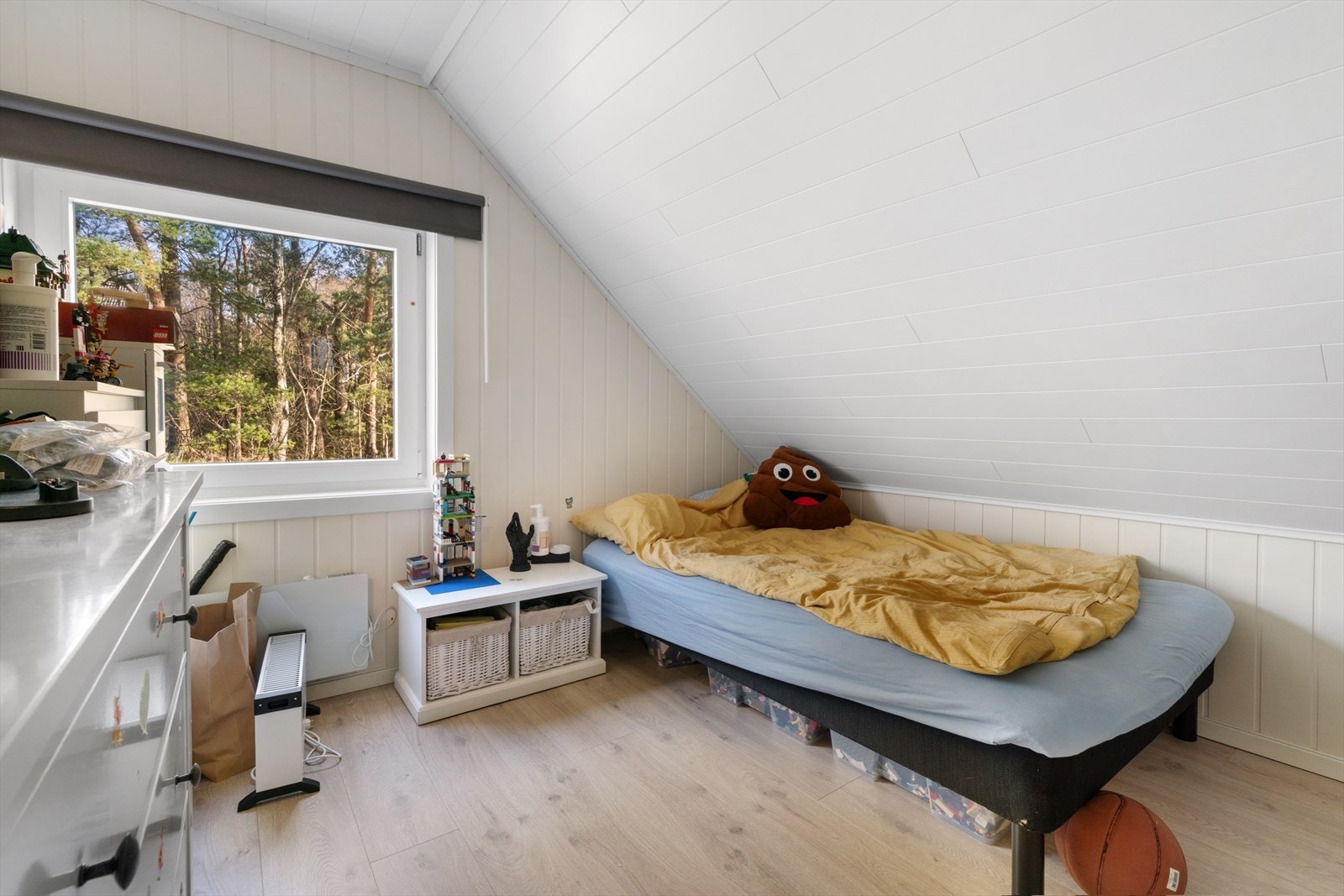 Soverom 1 på loft med gode lysforhold. Galleribilde