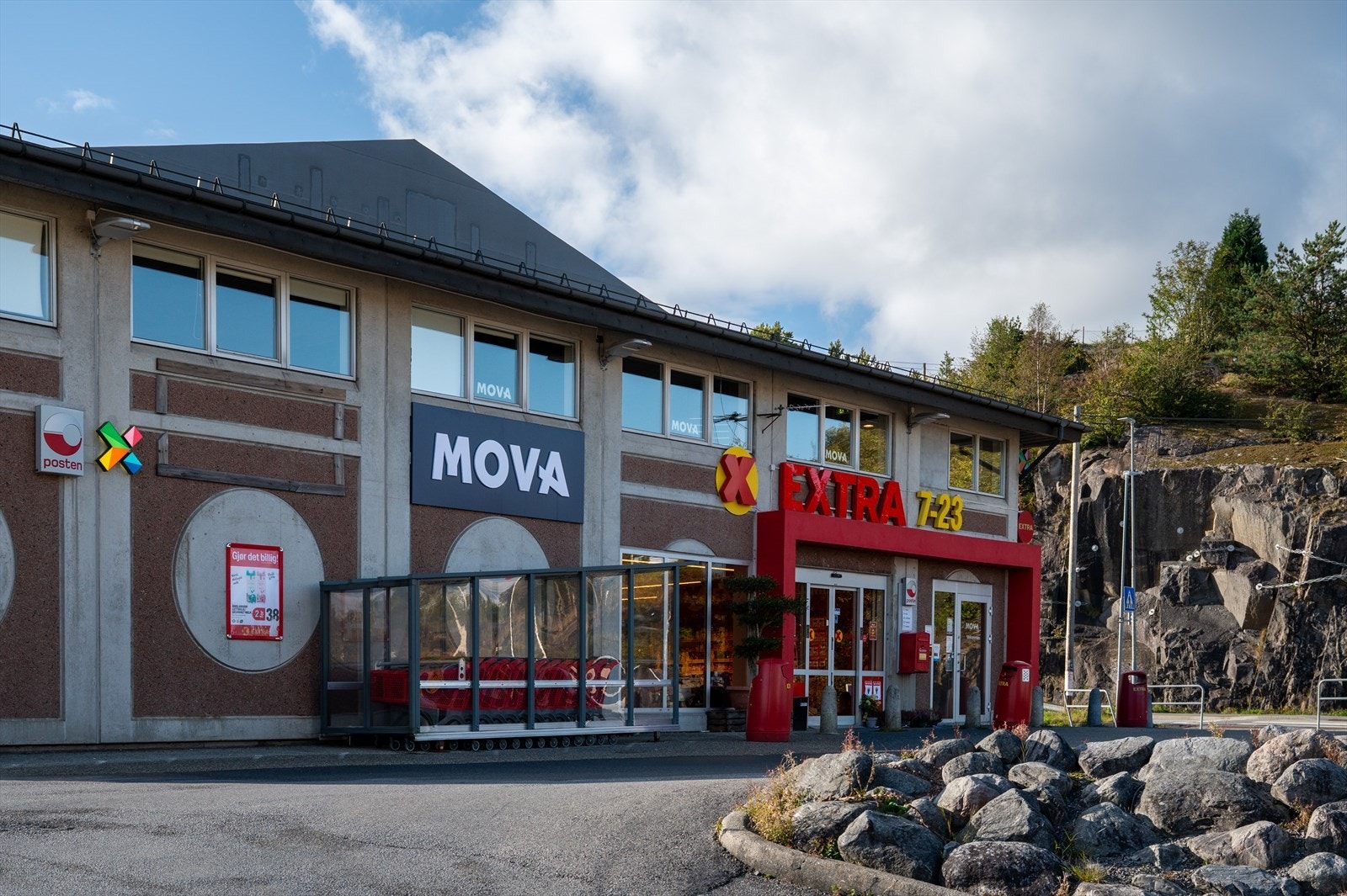 Kort vei til dagligvarebutikker som Kiwi og Extra Mathopen, samt treningssenteret Mova. Galleribilde