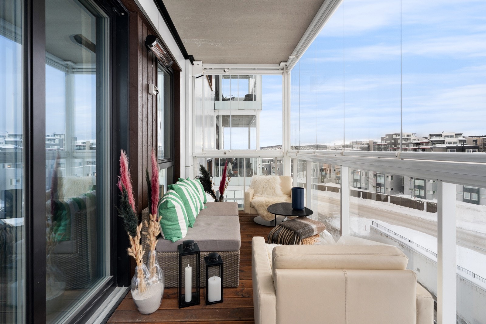 Den innglassede balkongen er utstyrt med varmelamper, samtidig som den lar seg åpne helt.