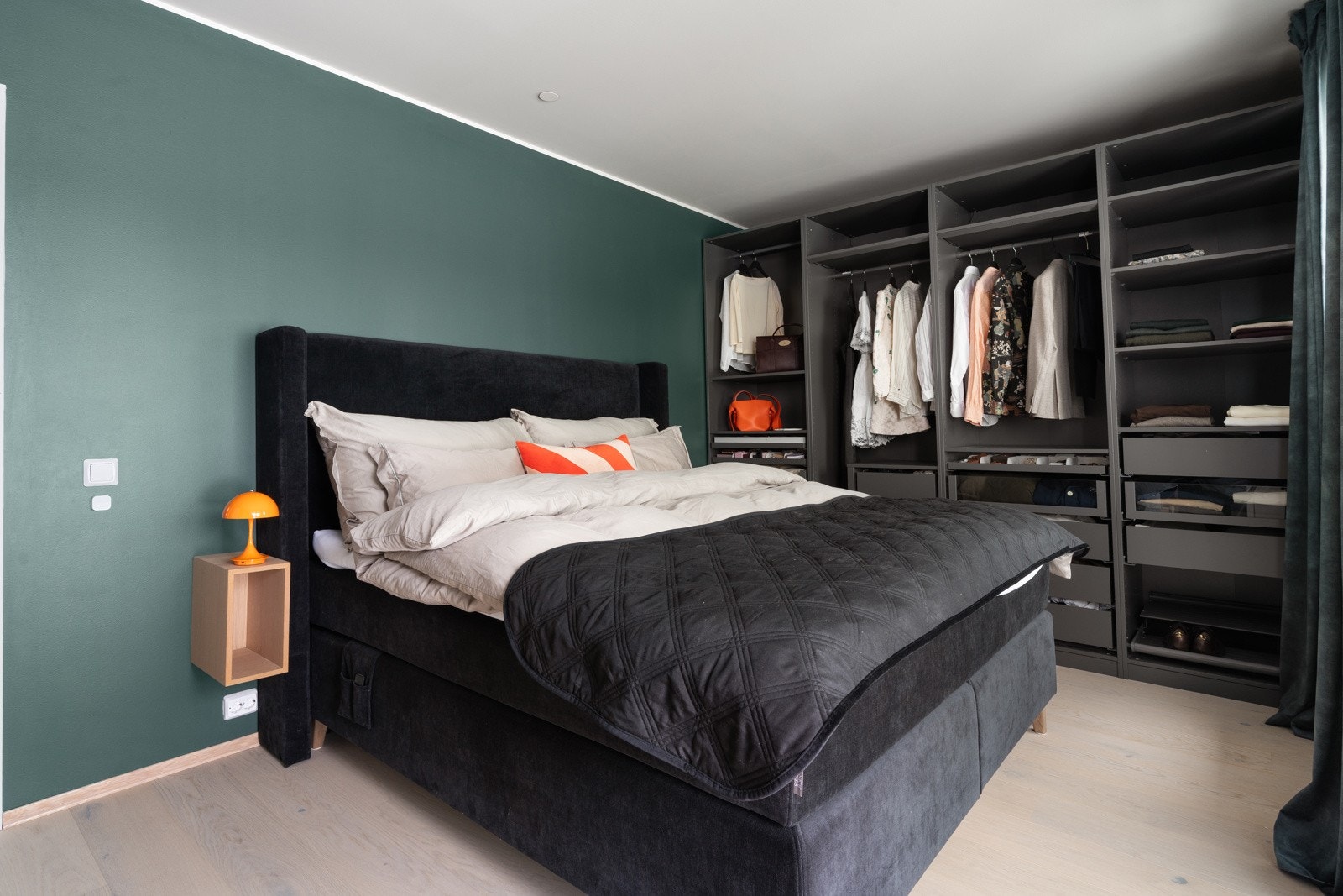 Leiligheten har tre gode soverom. Boligens hovedsoverom er romslig med god plass til stor seng med tilhørende nattbord.