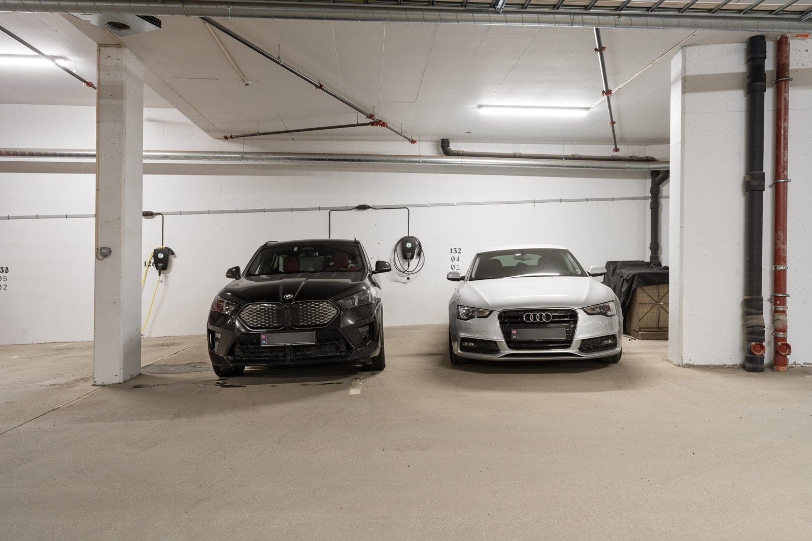 Leiligheten har to faste parkeringsplasser ved siden av hverandre i garasjeanlegget.