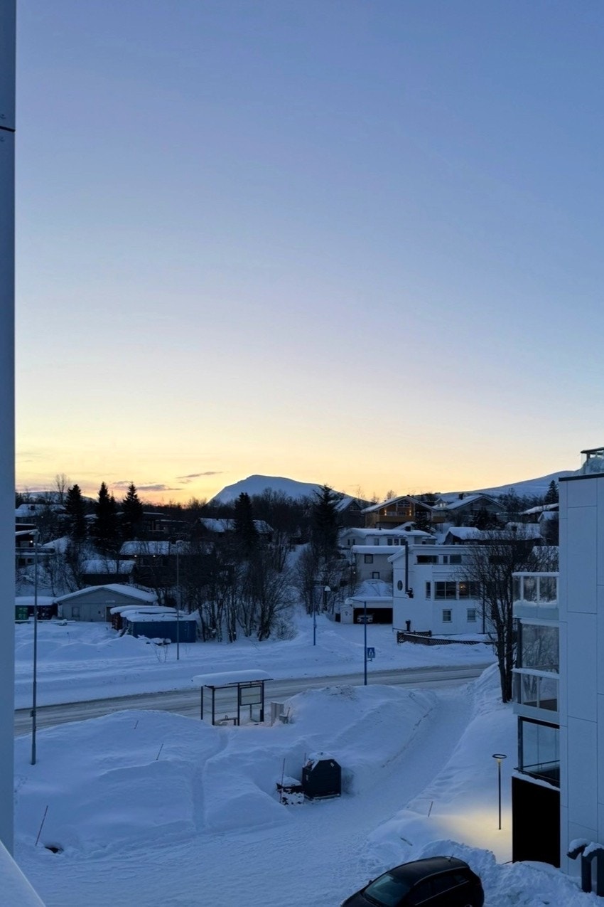 Fra verandaen ser man også Tromsdalstindenfjellheisen mot øst.