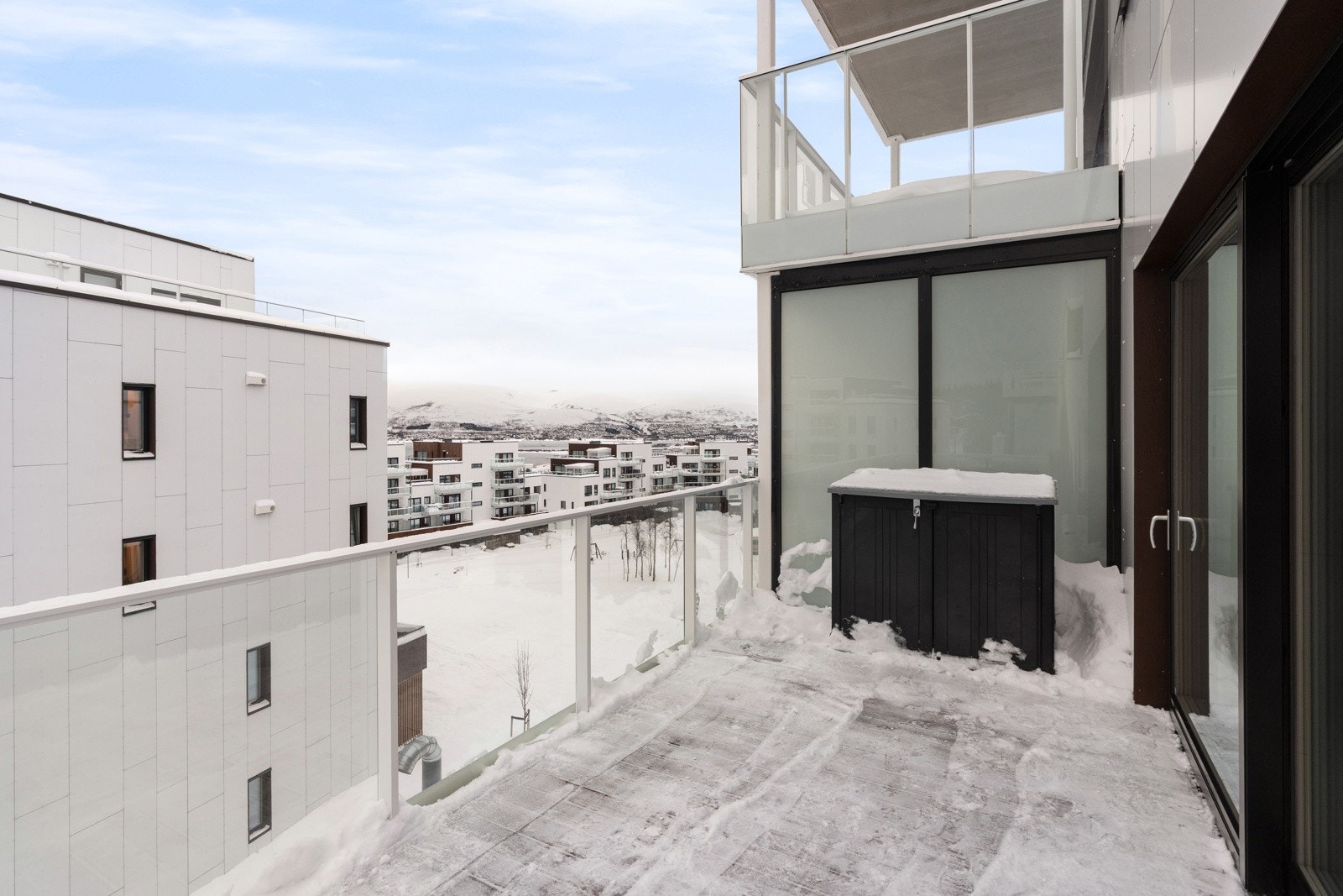 Her er det god plass til utemøbler, grill og beplantning. Verandaen er én av to verandaer som boligen har.