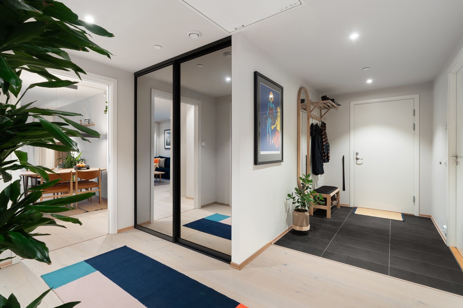 Velkommen inn! Flislagt entré med plass for skostativ og oppheng for ytterklær.