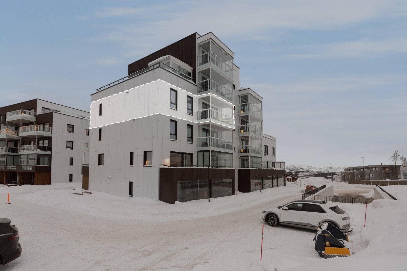 Heis fra garasjeanlegg og opp til 4. etasje hvor leiligheten ligger. Svært praktisk! Sameiet har for øvrig felles sykkelbod og rikelig med gjesteparkeringsplasser både ute og i garasjeanlegget.