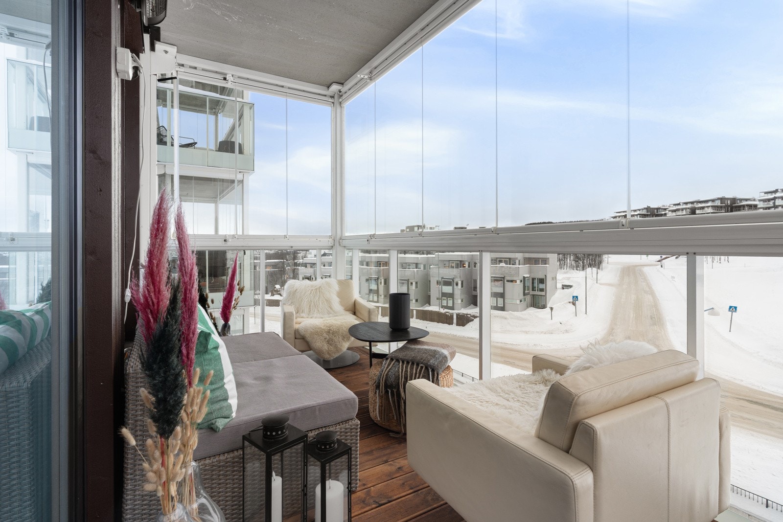 Verandaer mot både øst og vest bidrar til optimale solforhold og flere bruksmuligheter.