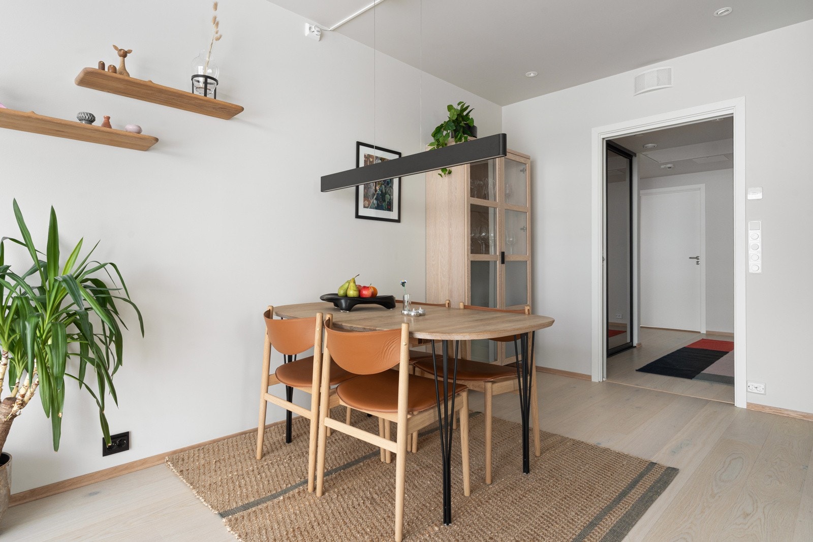 Spisebordet har sin naturlige plass i nærheten av kjøkkenet.