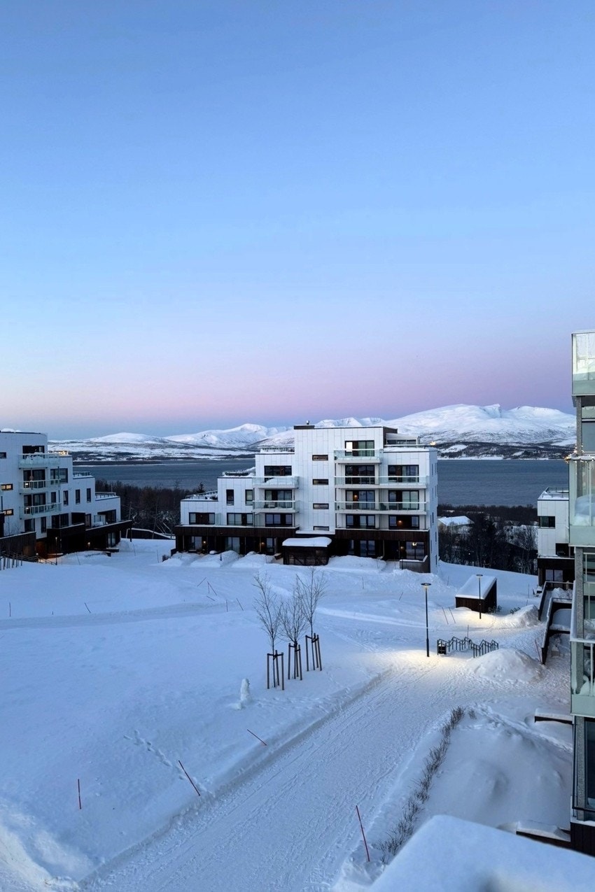 Nydelig utsikt mot sjø og fjell.