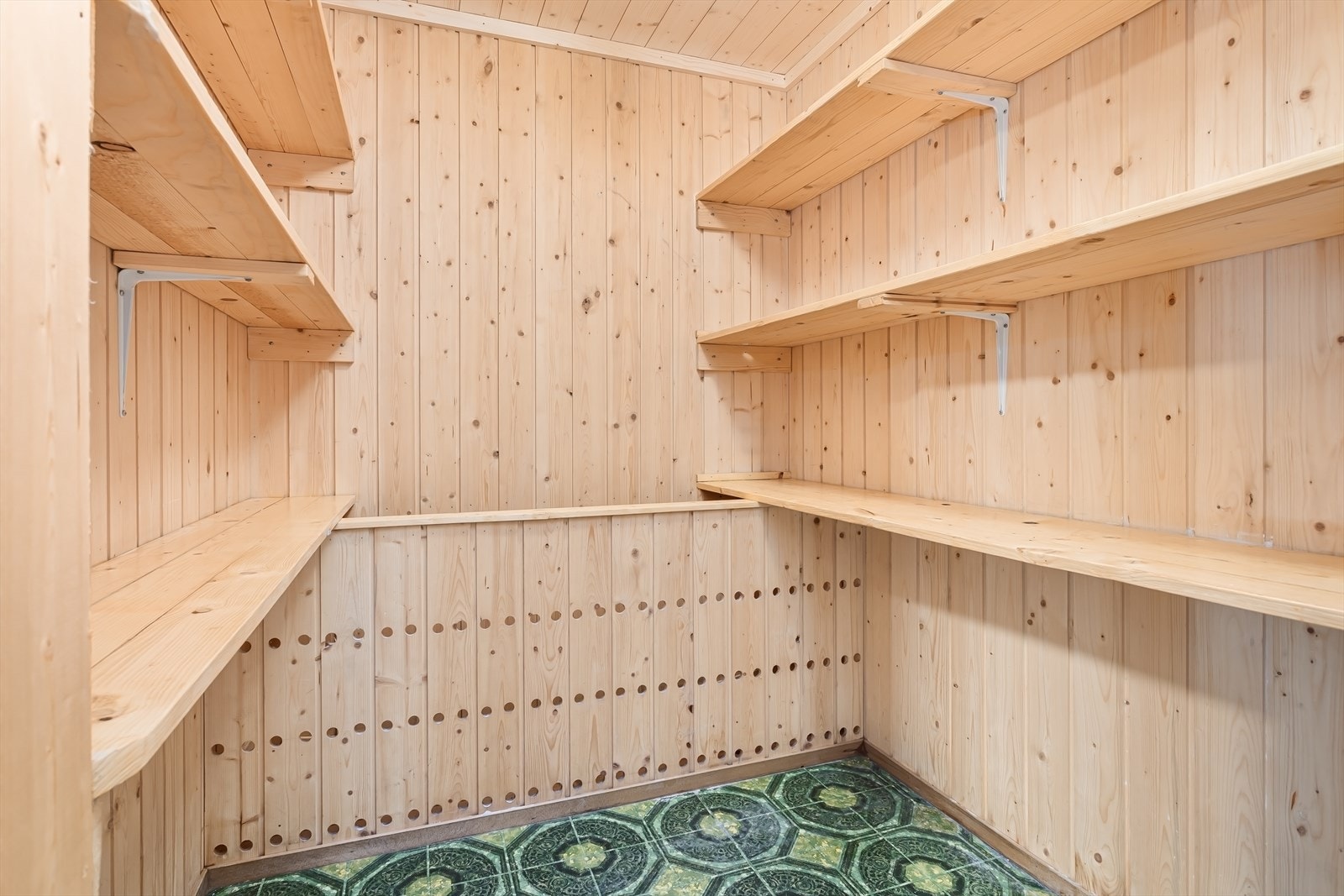 Bod med god plass til lagring i veggmonterte hyller. Galleribilde