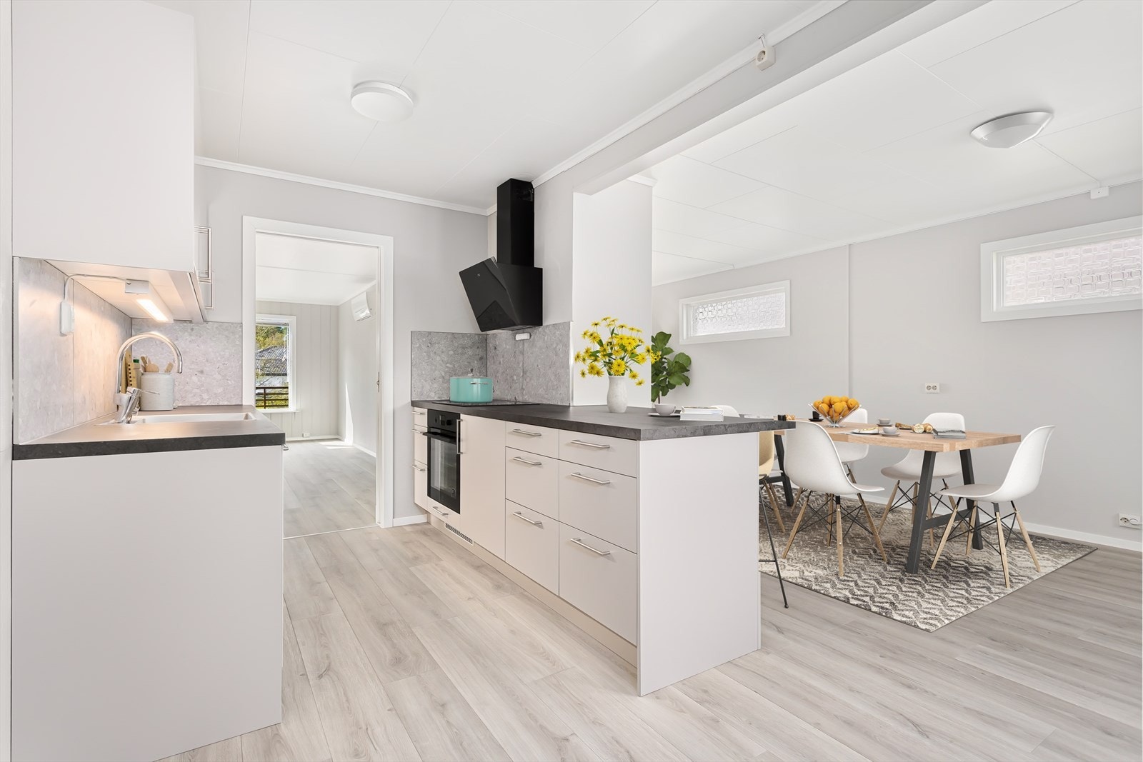 Ny kjøkkeninnredning med glatte fronter i en moderne beigetone og integrerte hvitevarer. (Bildet er digitalt stylet) Galleribilde