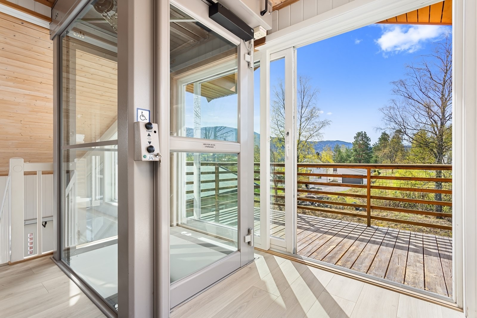 Utgang til stor solrik terrasse. Galleribilde