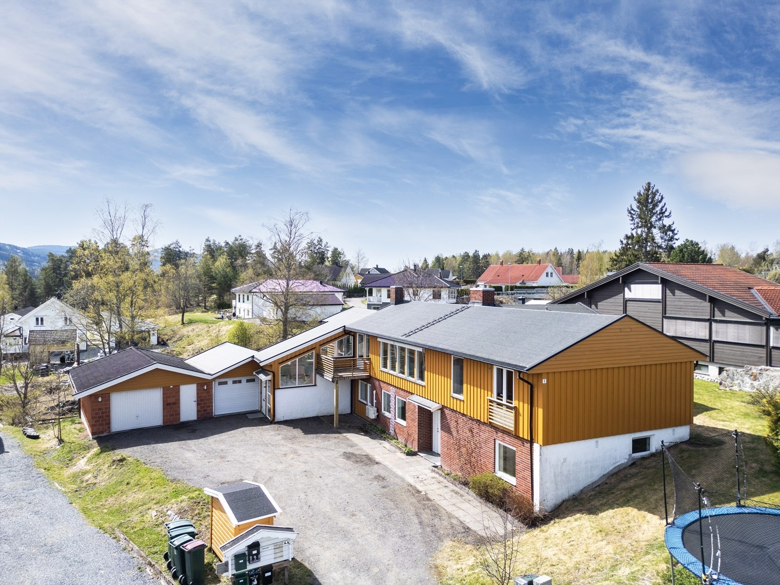 Stor gårdsplass og p-plass i garasje. Galleribilde