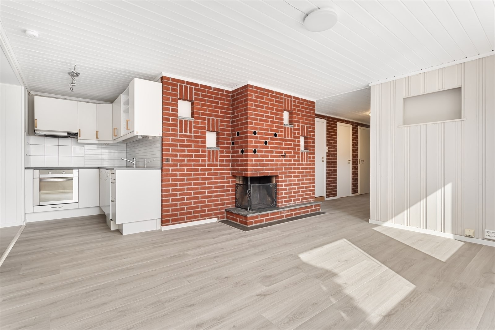 I stuen er det installert både en åpen peis og varmepumpe. Galleribilde