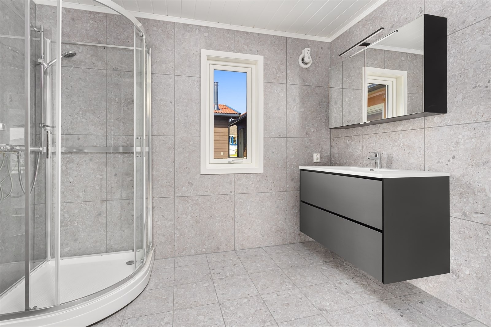 Moderne bad ferdigstilt i 2024. Rommet er innredet med innredning med heldekkende servant, veggskap med speil og belysning, dusjkabinett og toalett. Galleribilde