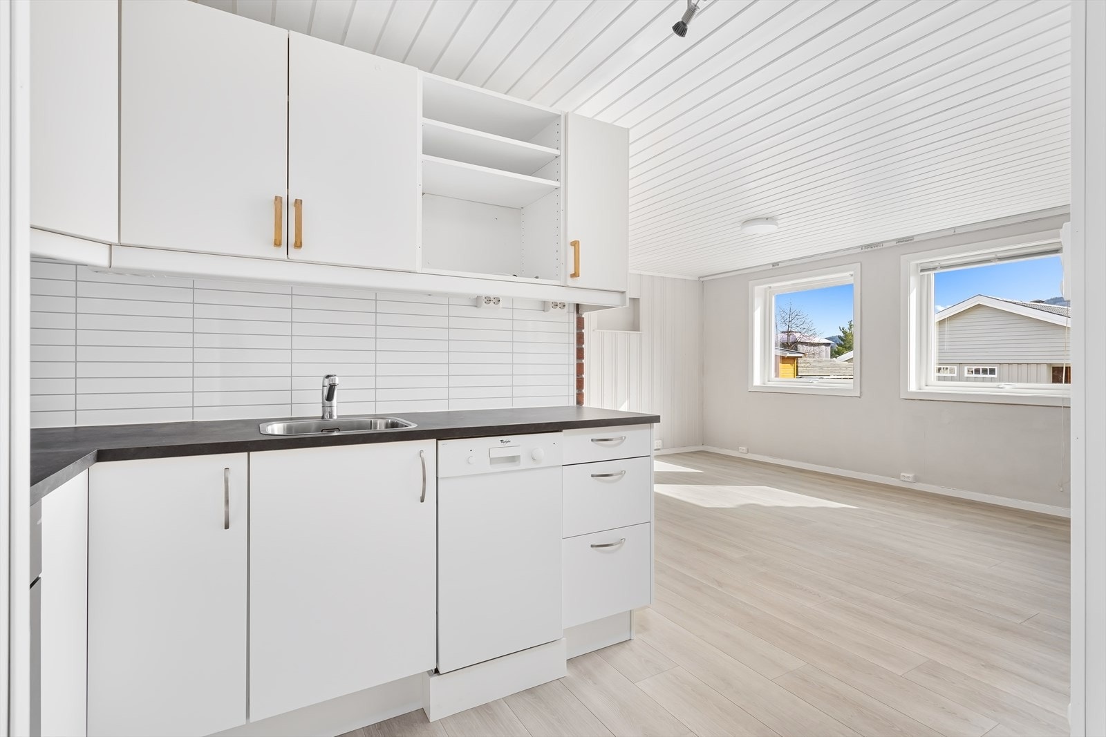 I underetasjen er det en åpen stue- og kjøkkenløsning. Galleribilde