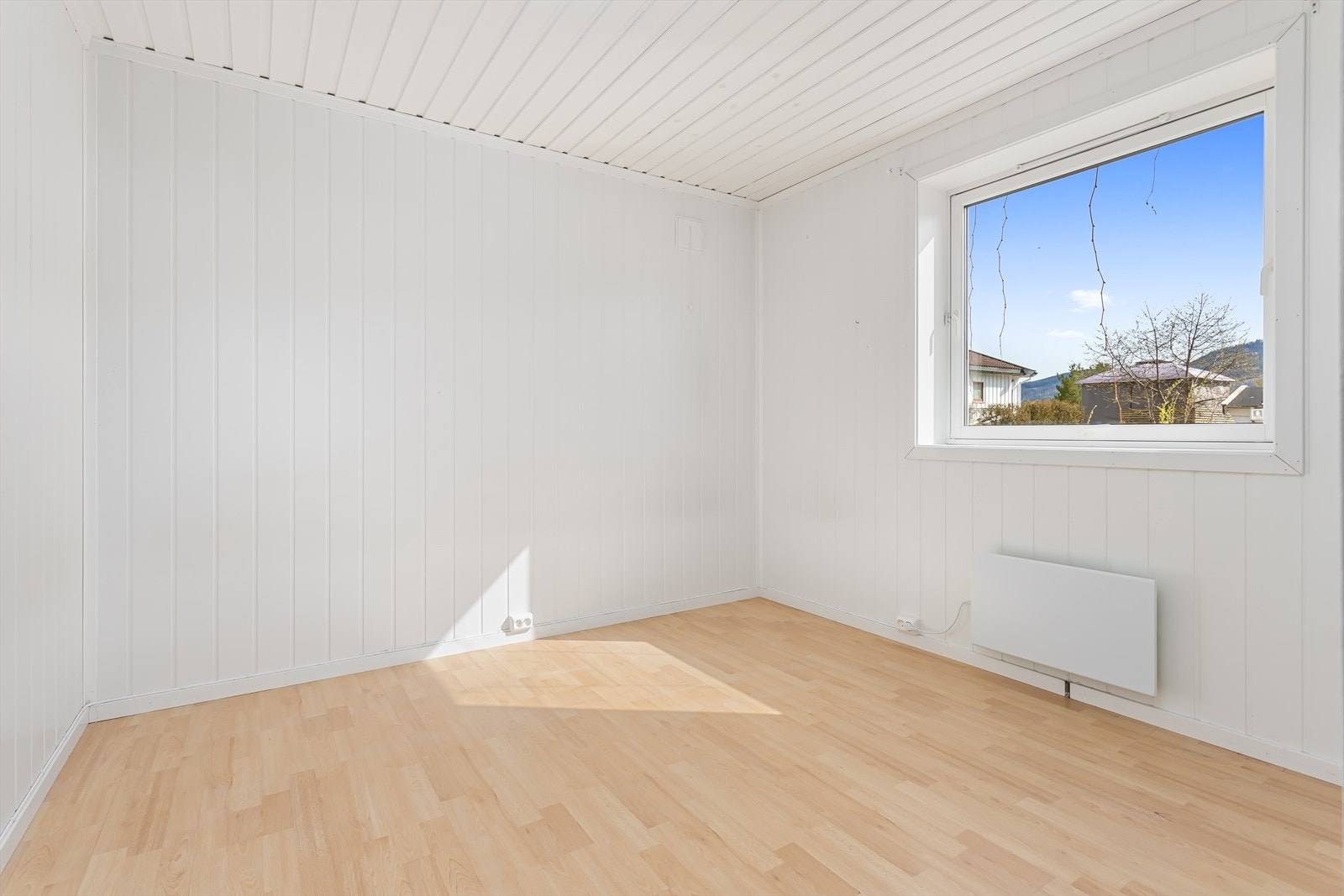 Soverom nr. 2 er har god plass til dobbeltseng. Galleribilde