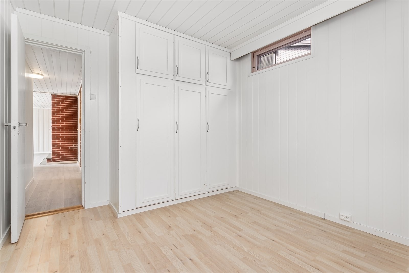 Integrerte garderobeskap for god oppbevaring. Galleribilde