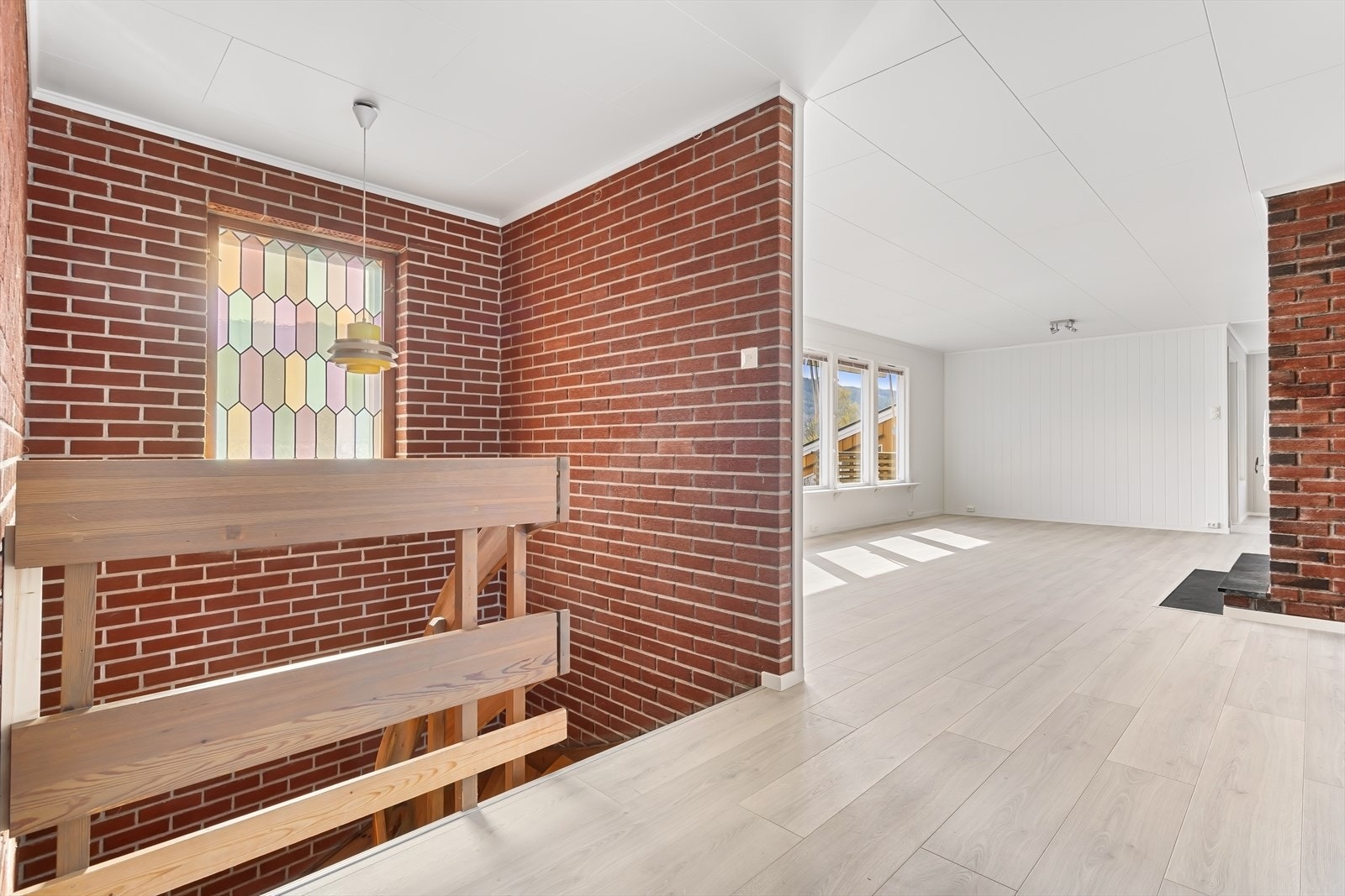 Trappenedløp har god takhøyde og flott vindu med farget glass. Galleribilde