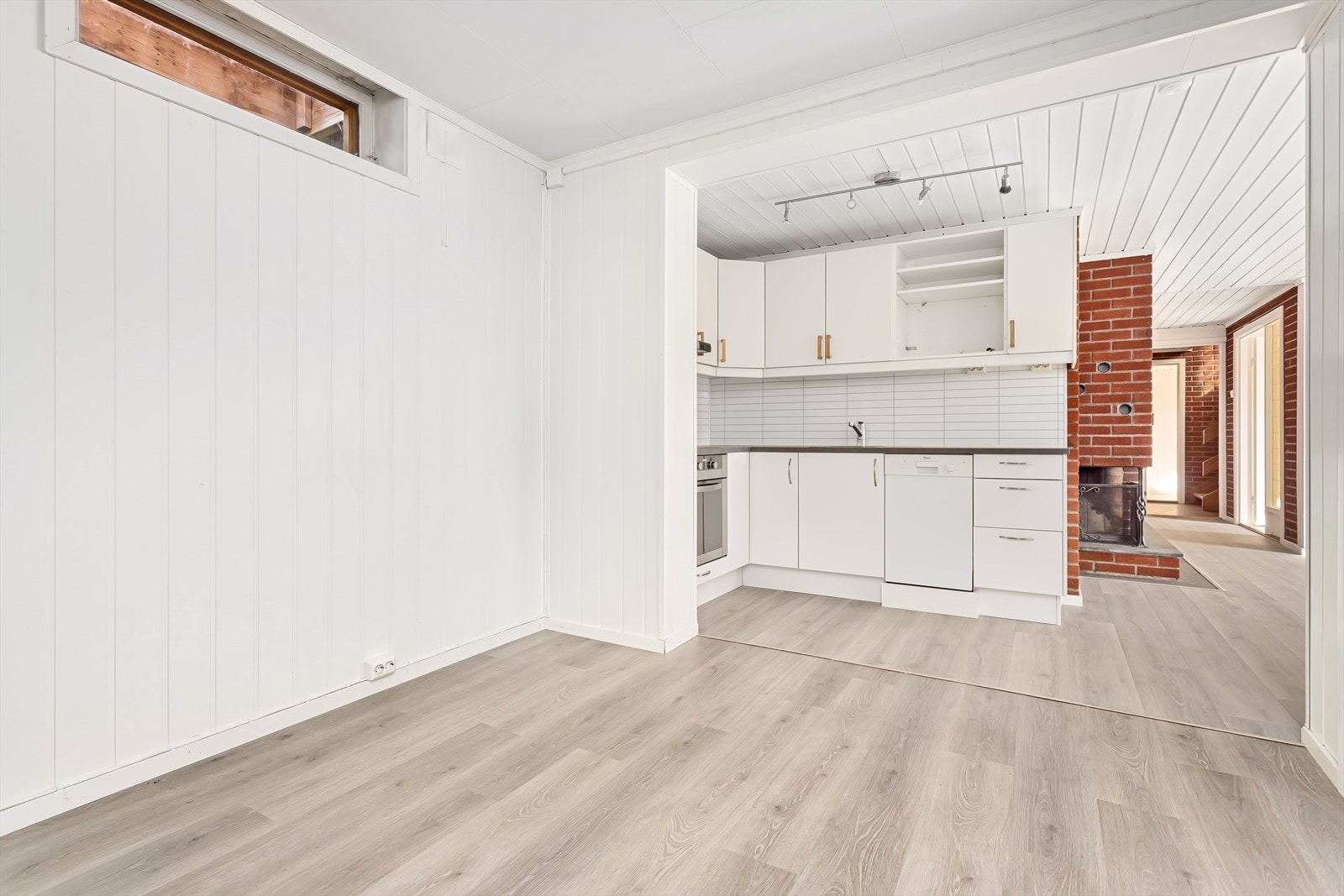 I tilknytning til kjøkken er det et innredet rom som i dag benyttes som spisestue. (Rommet er ikke søkt bruksendret og er ikke godkjent som rom til varig opphold) Galleribilde