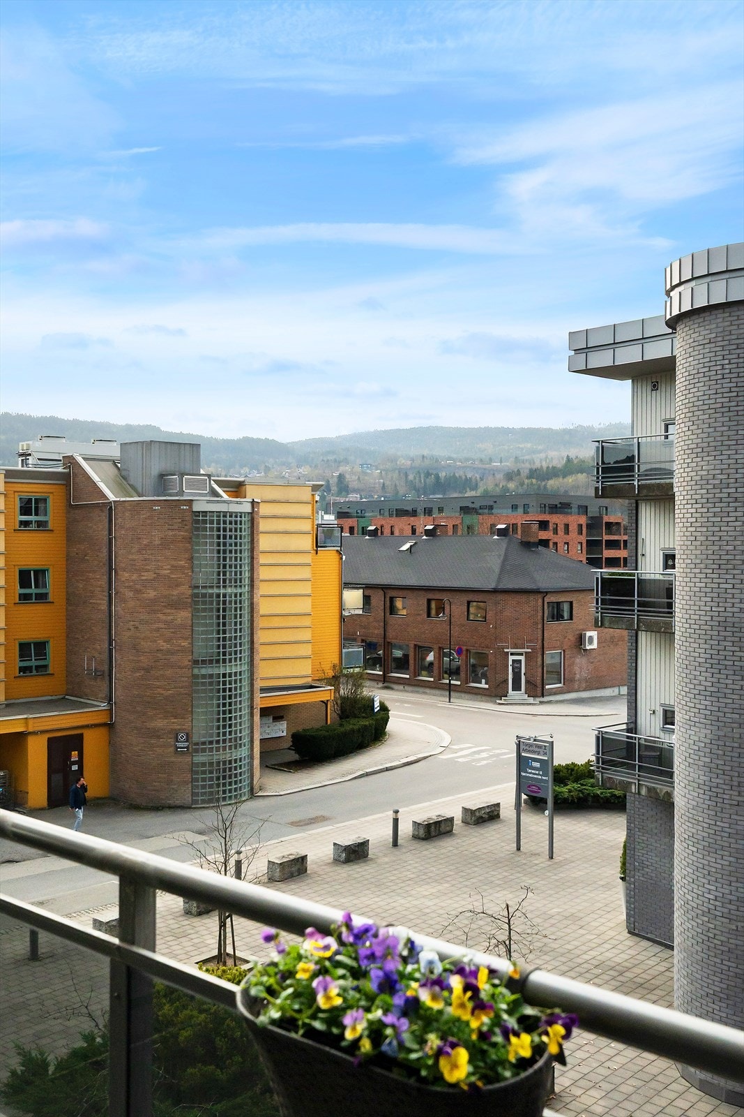 Svært sentral beliggenhet i Mjøndalen sentrum med gangavstand til alt. Galleribilde