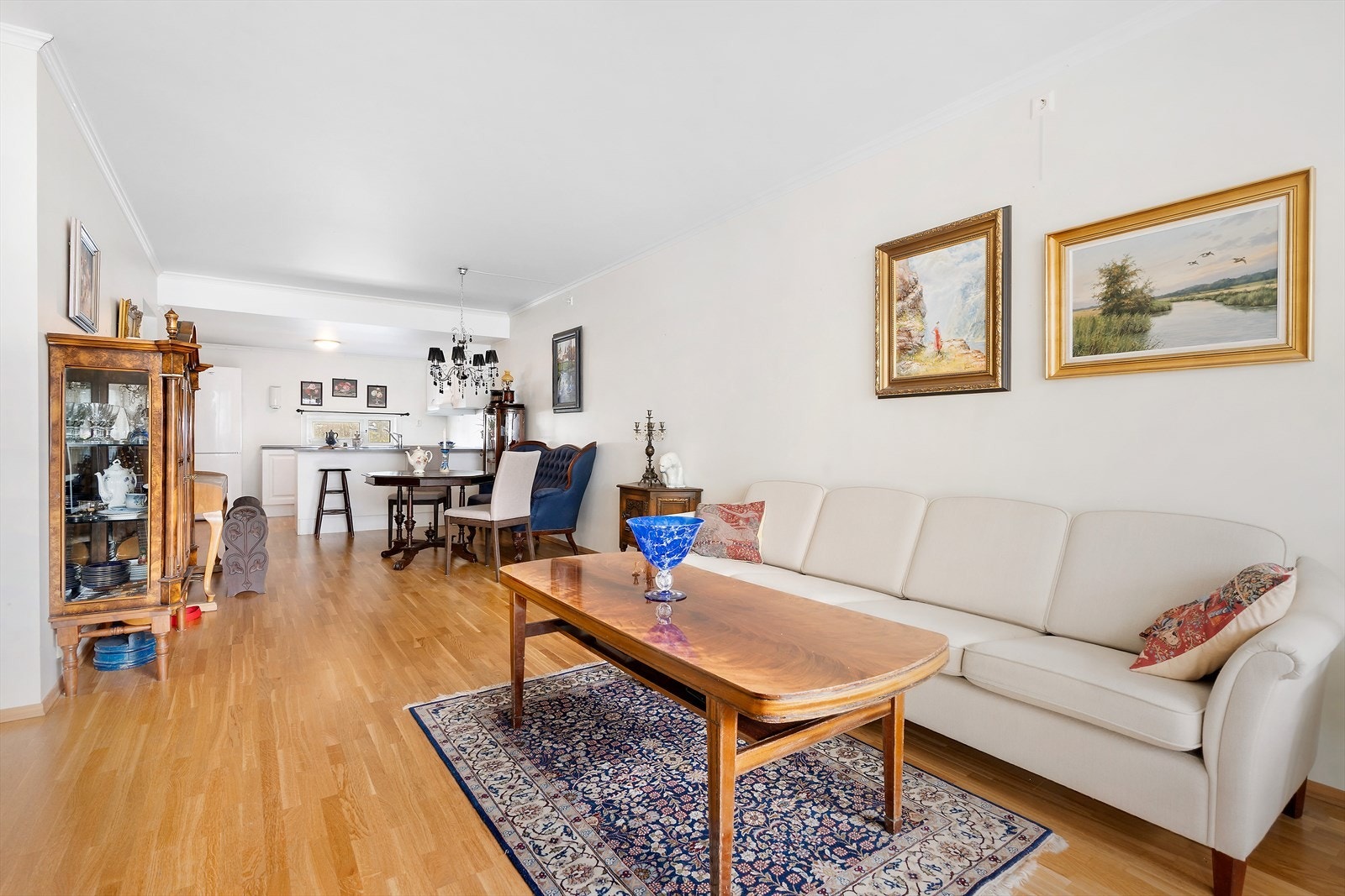 Stuen byr på en åpen løsning mot kjøkkenet som bidrar til at rommet føles som et sosialt allrom. Galleribilde